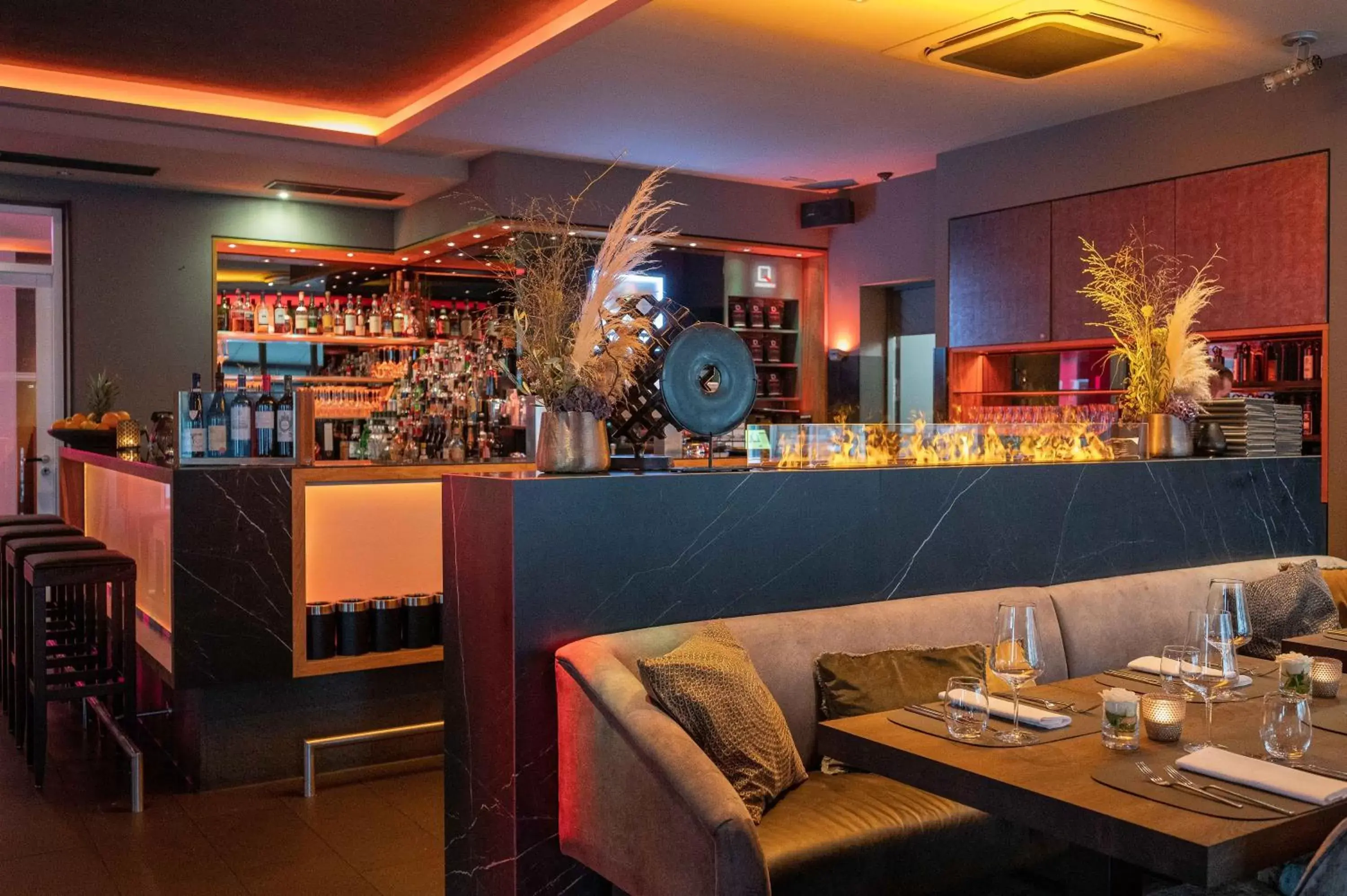 Lounge or bar, Restaurant/Places to Eat in Qube Hotel Bergheim