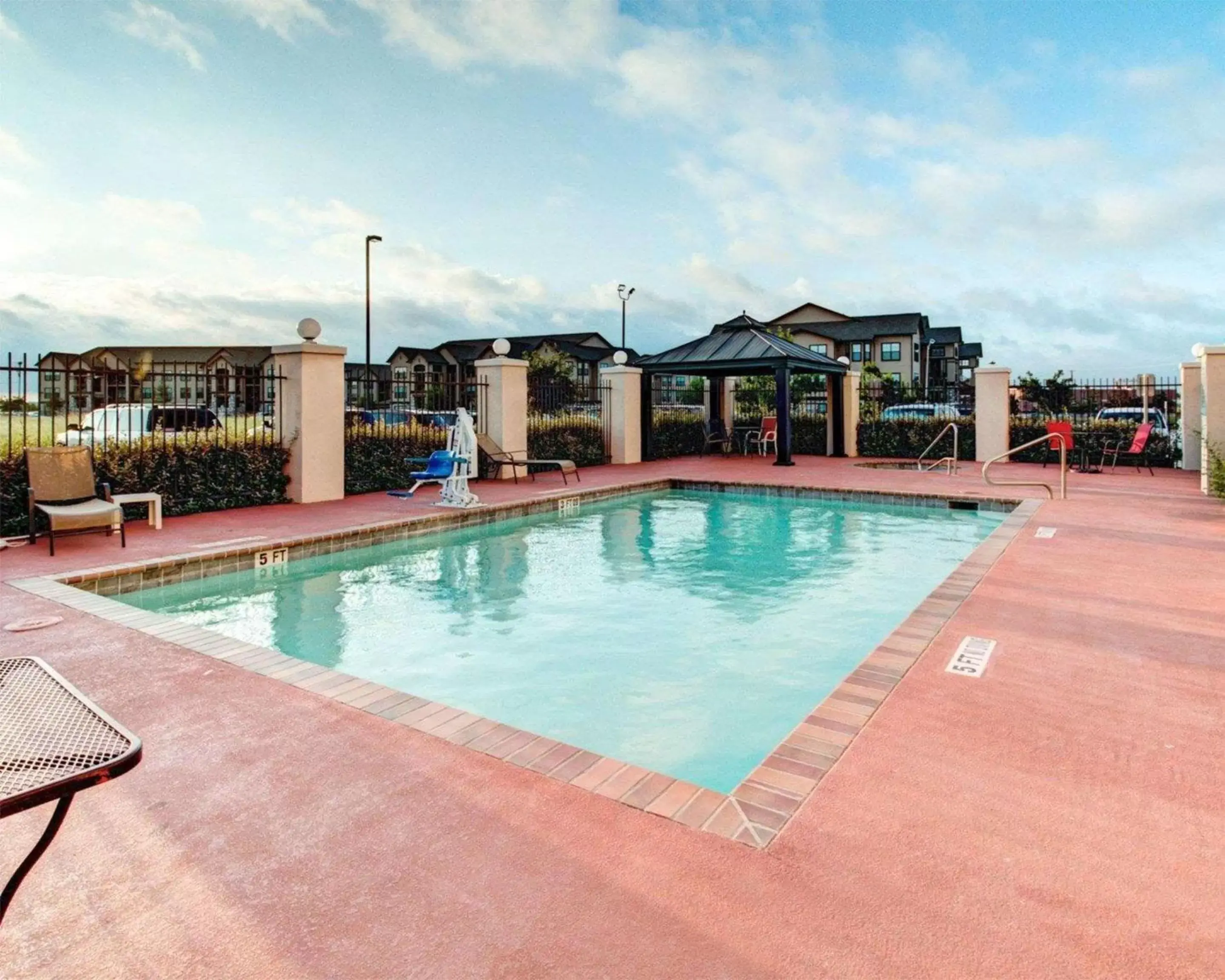 On site, Swimming Pool in Comfort Suites Waxahachie