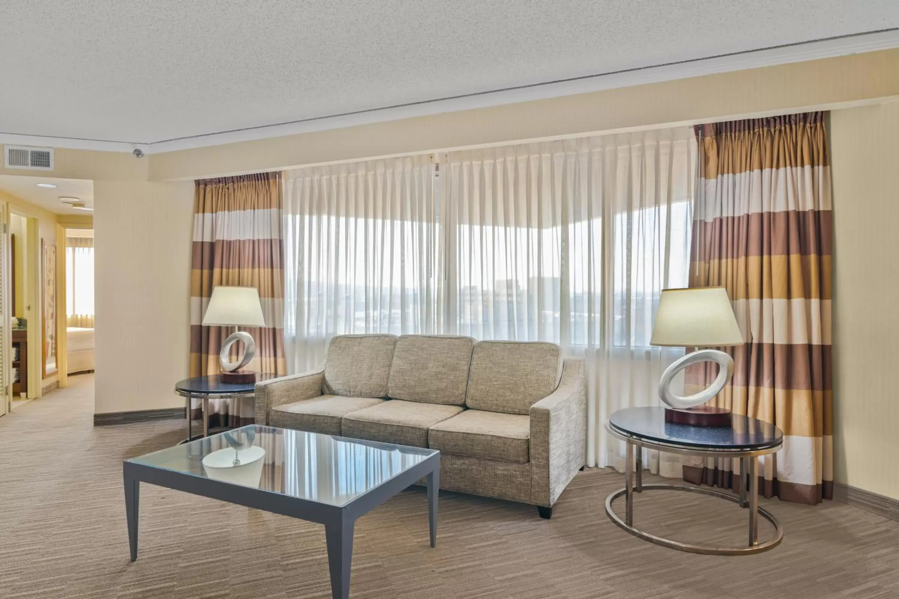 Living room, Seating Area in Harmony Suites Secaucus Meadowlands