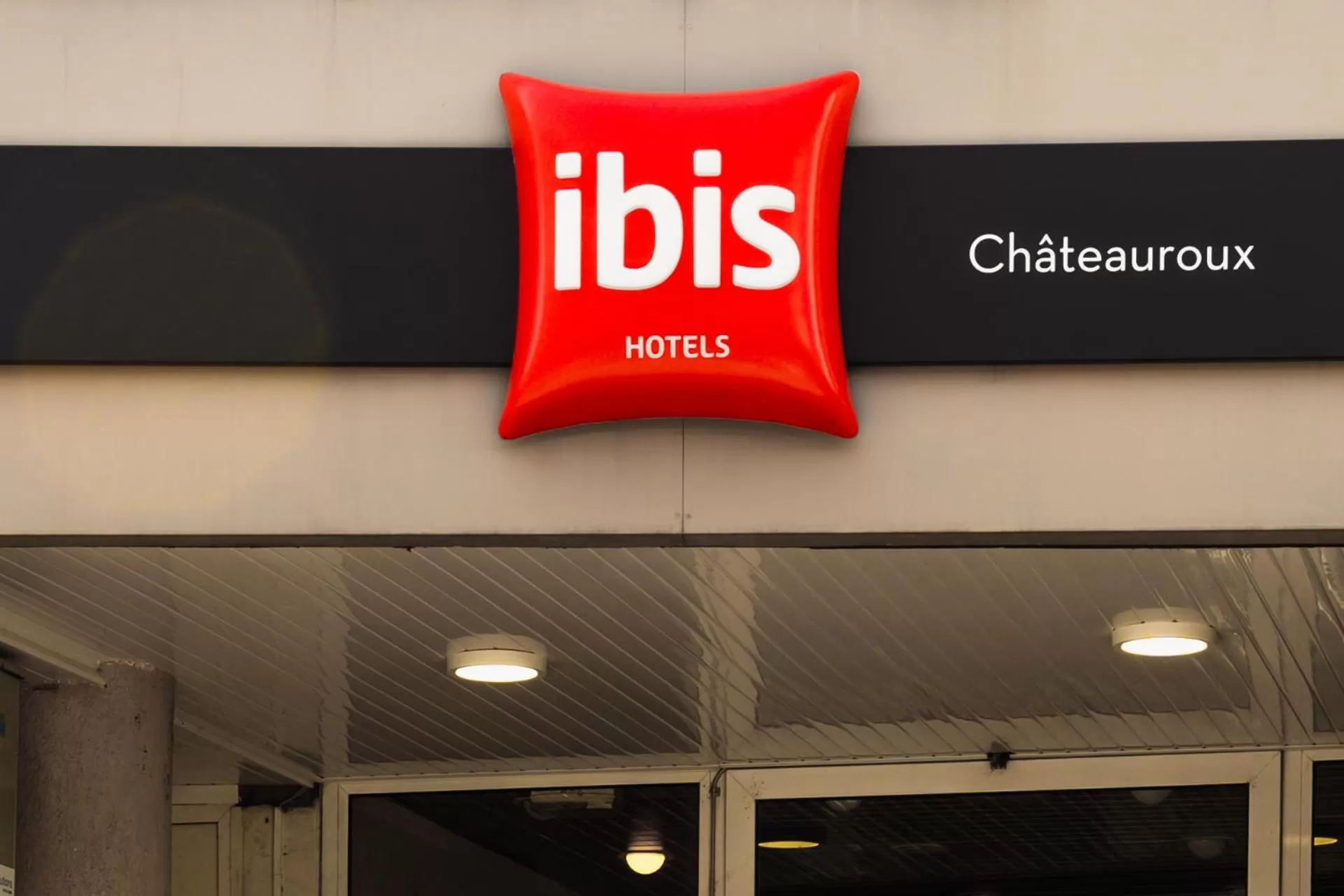 Property logo or sign in ibis Chateauroux