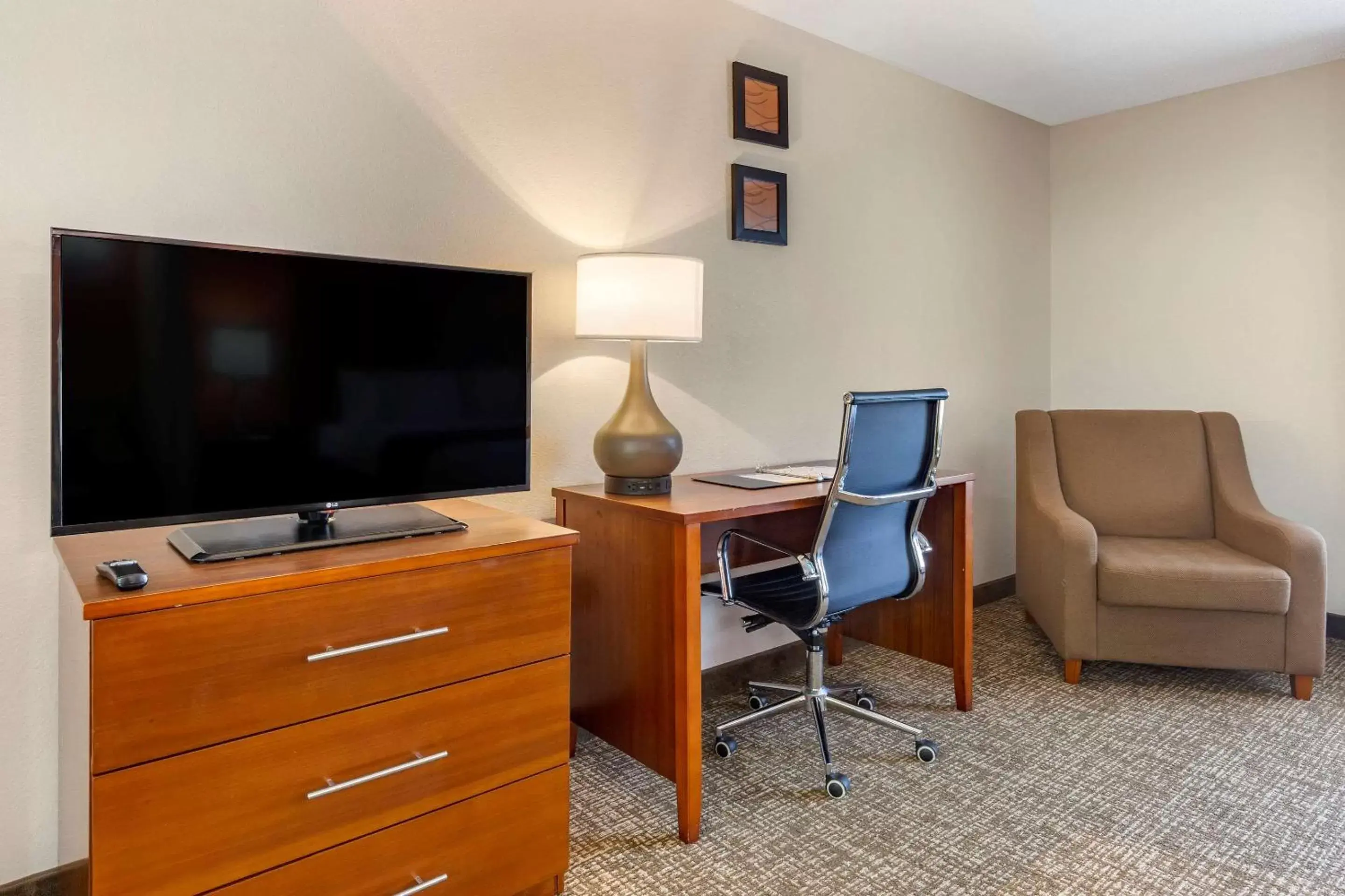 Photo of the whole room, TV/Entertainment Center in Comfort Inn Greensboro - Kernersville