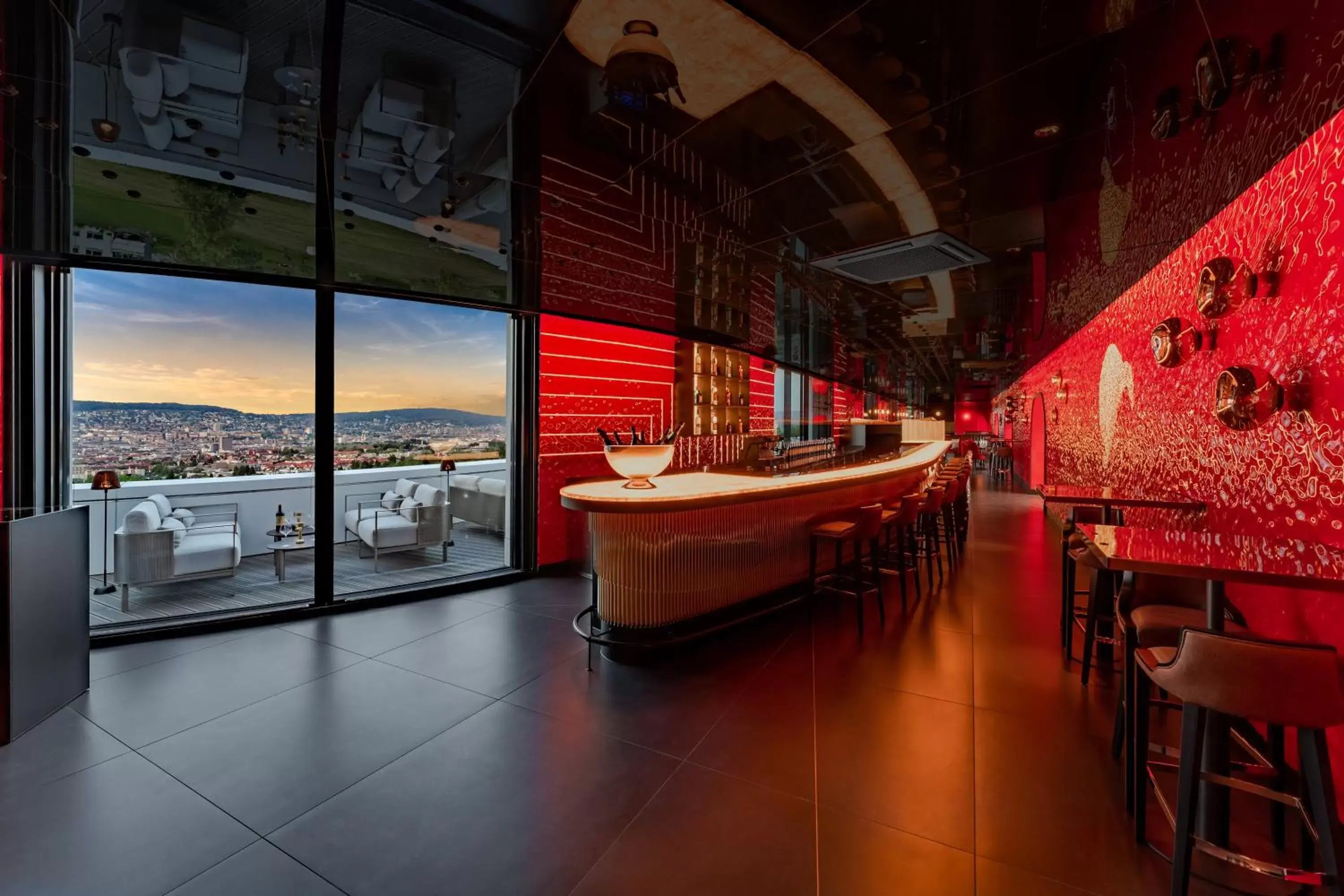 Lounge or bar in FIVE Zurich - Luxury City Resort