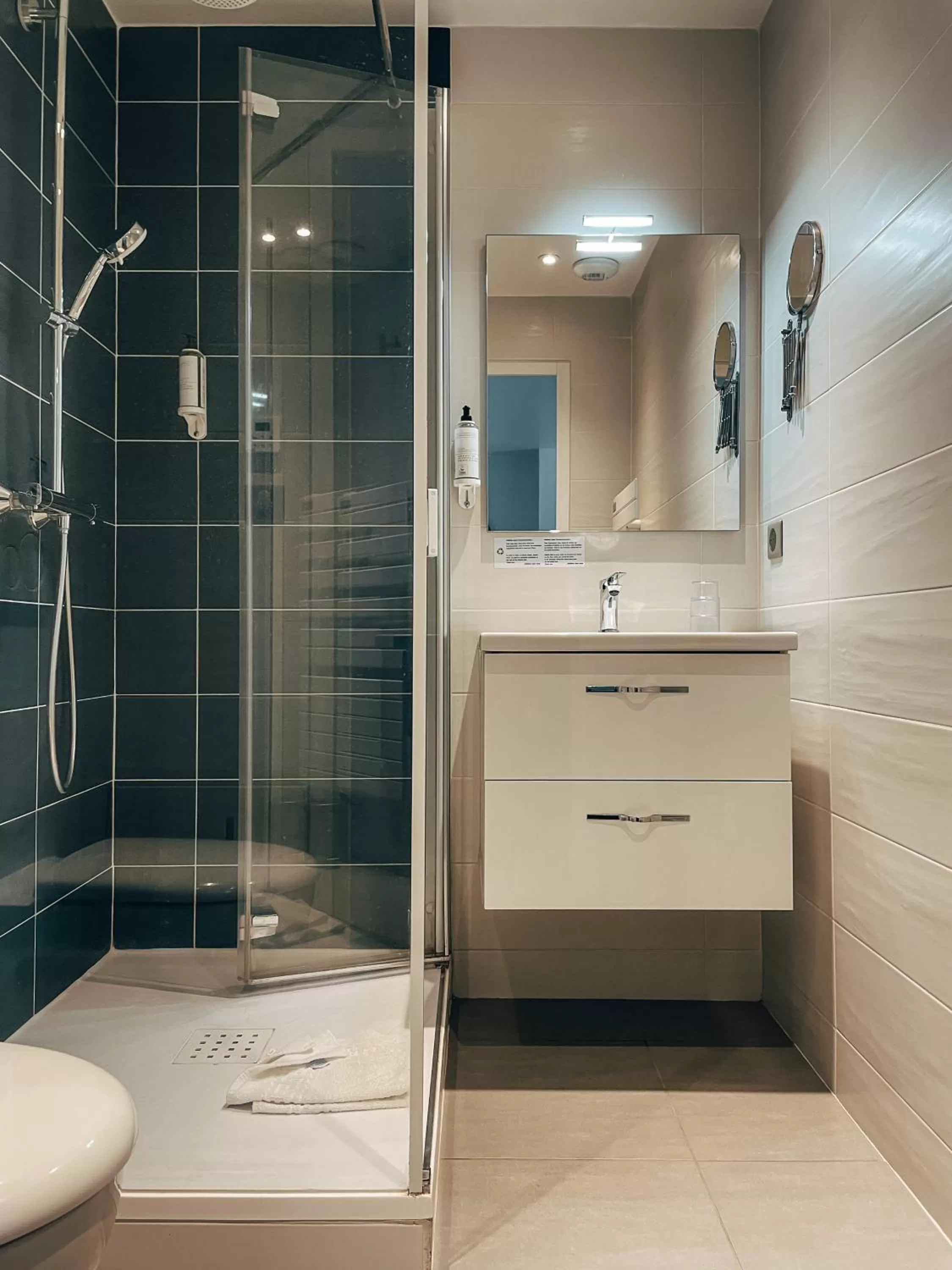 Bathroom in Garden Hotel Rennes Centre Gare