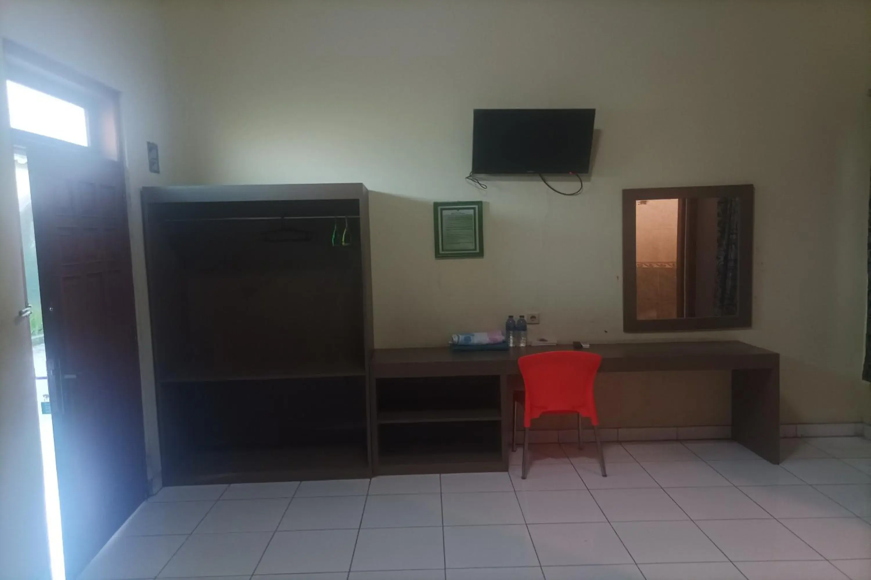 TV and multimedia, TV/Entertainment Center in RedDoorz Plus near Alun Alun Kejaksan Cirebon