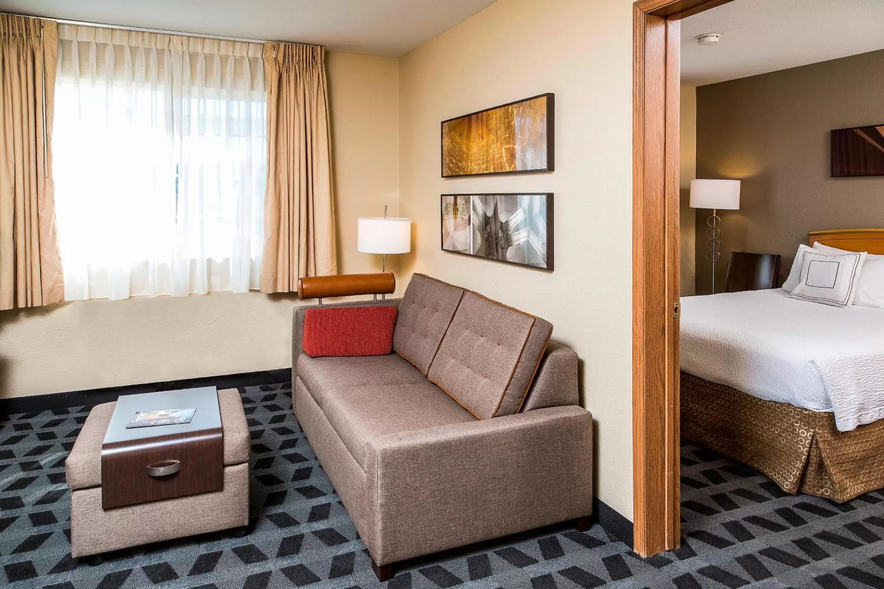 Bedroom in TownePlace Suites by Marriott Anaheim Maingate Near Angel Stadium