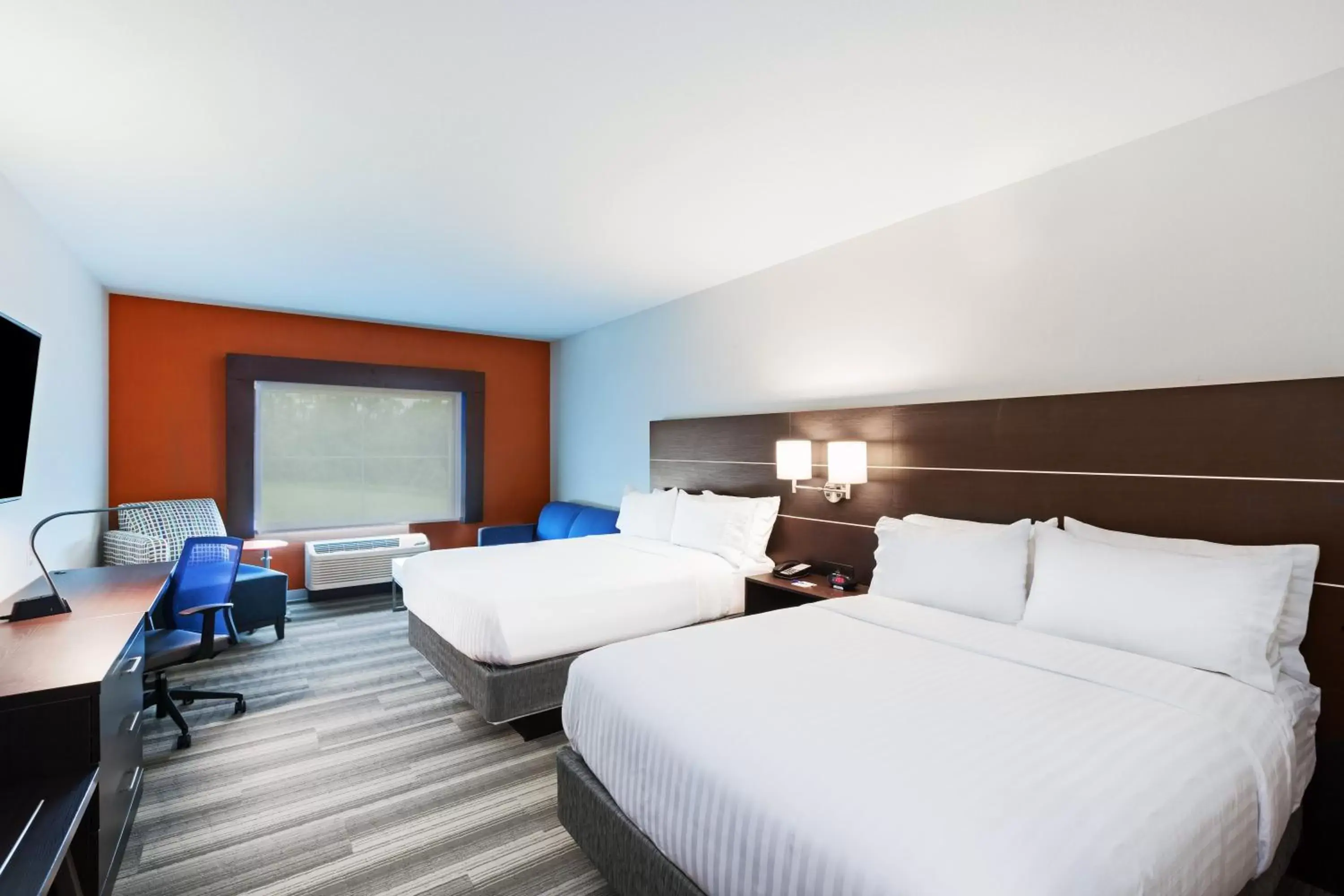 Photo of the whole room, Bed in Holiday Inn Express & Suites - Coffeyville, an IHG Hotel