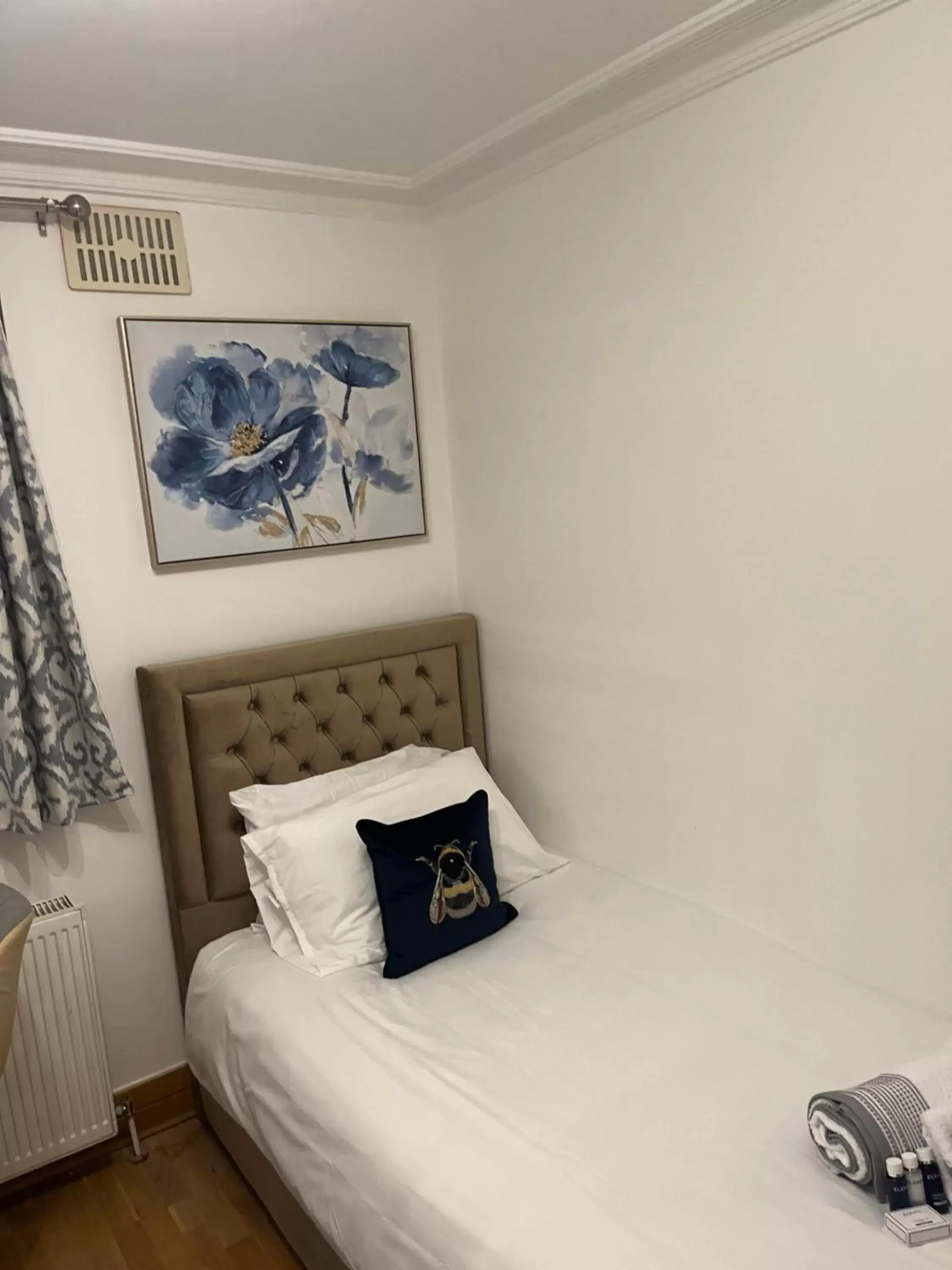 Bed in TJ Homes - Luxury Studio Suite with Garden View - Next to tube station London