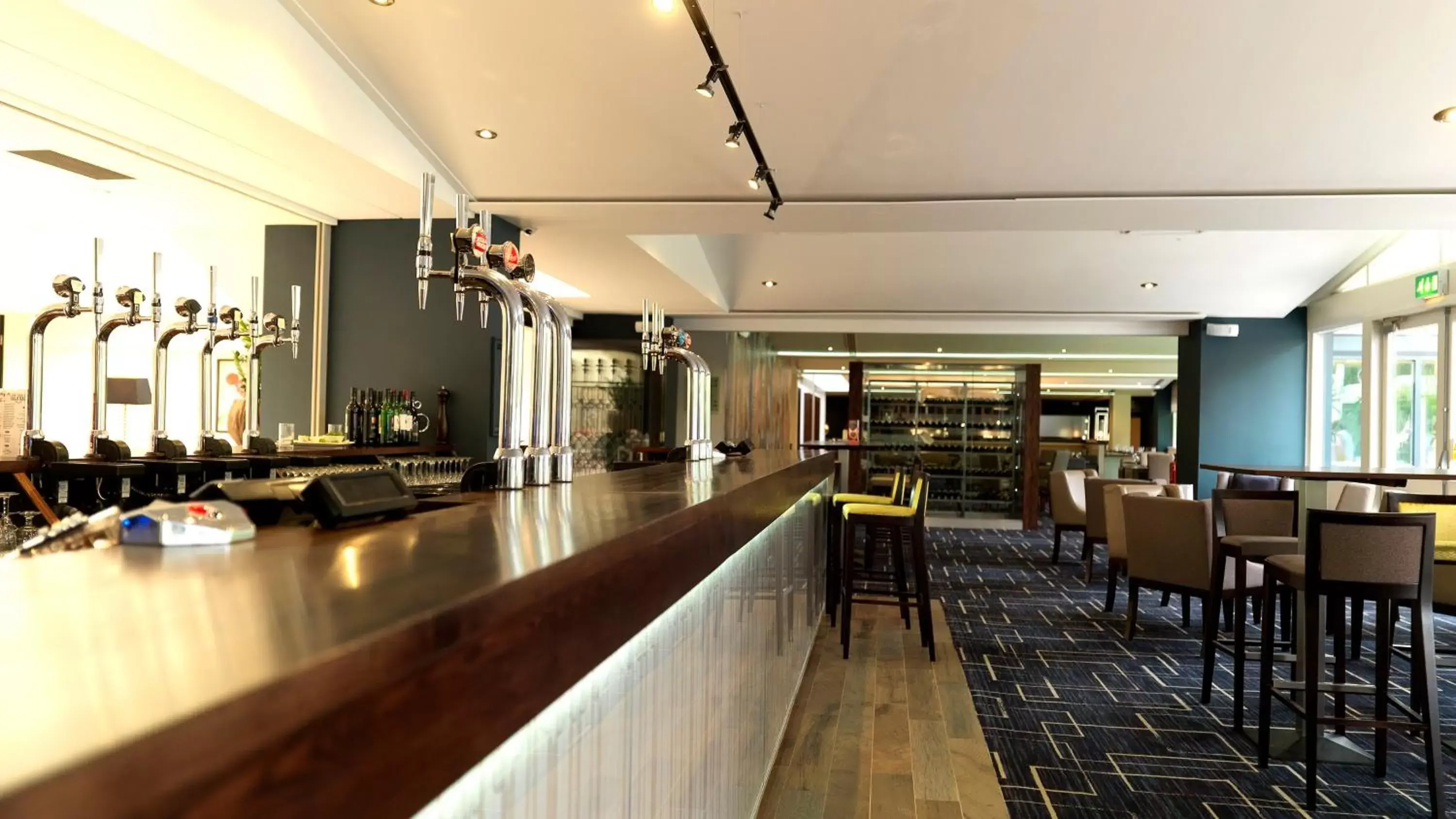 Lounge or bar, Restaurant/Places to Eat in Crowne Plaza Stratford-upon-Avon, an IHG Hotel