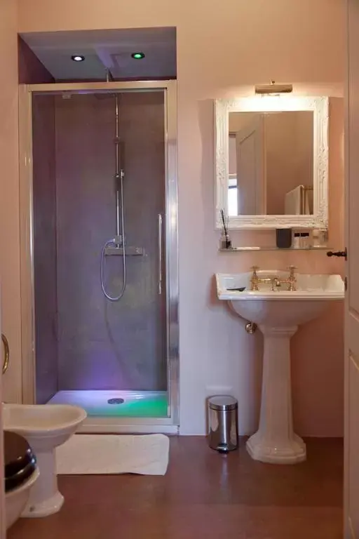Shower, Bathroom in Relais Montemaggiore