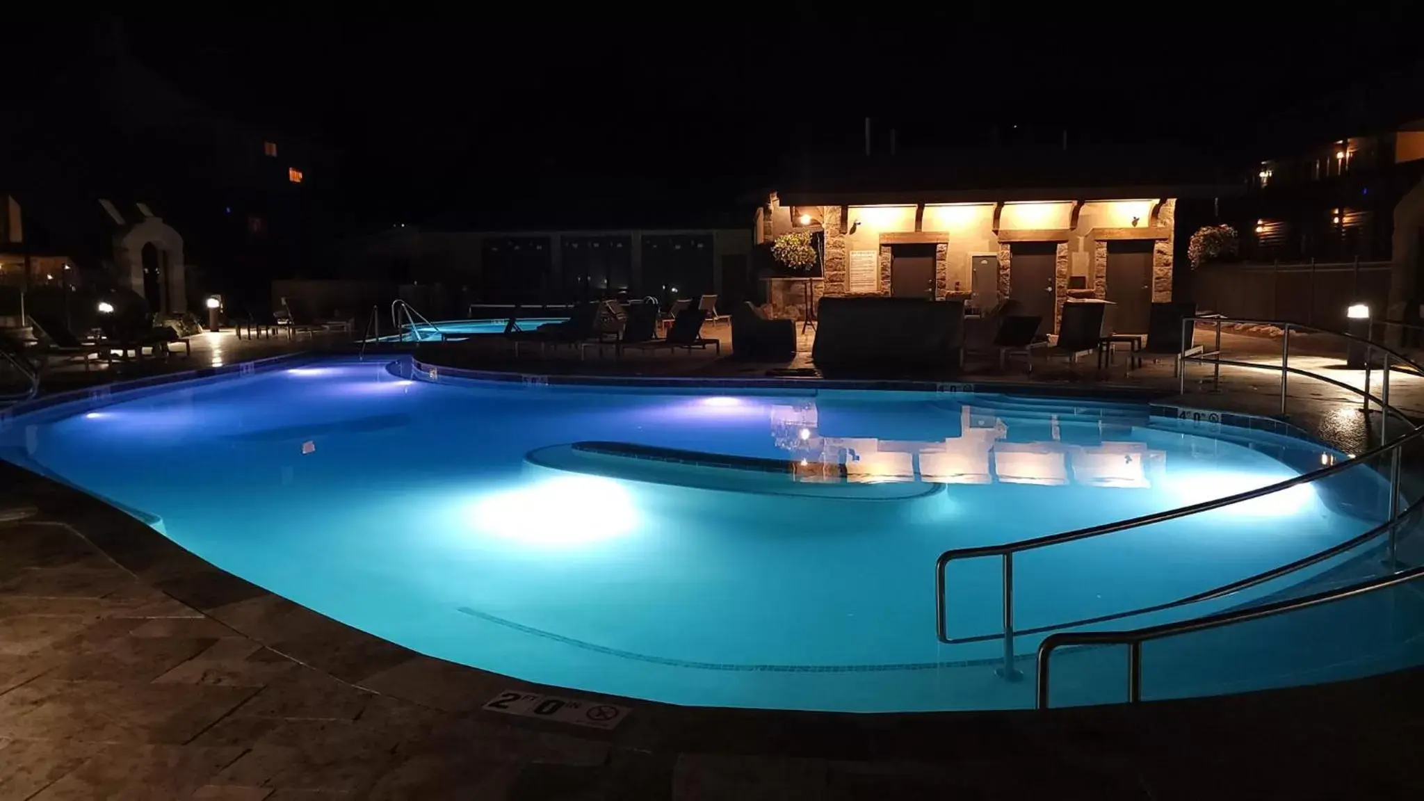 Swimming Pool in Twin Peaks Lodge & Hot Springs