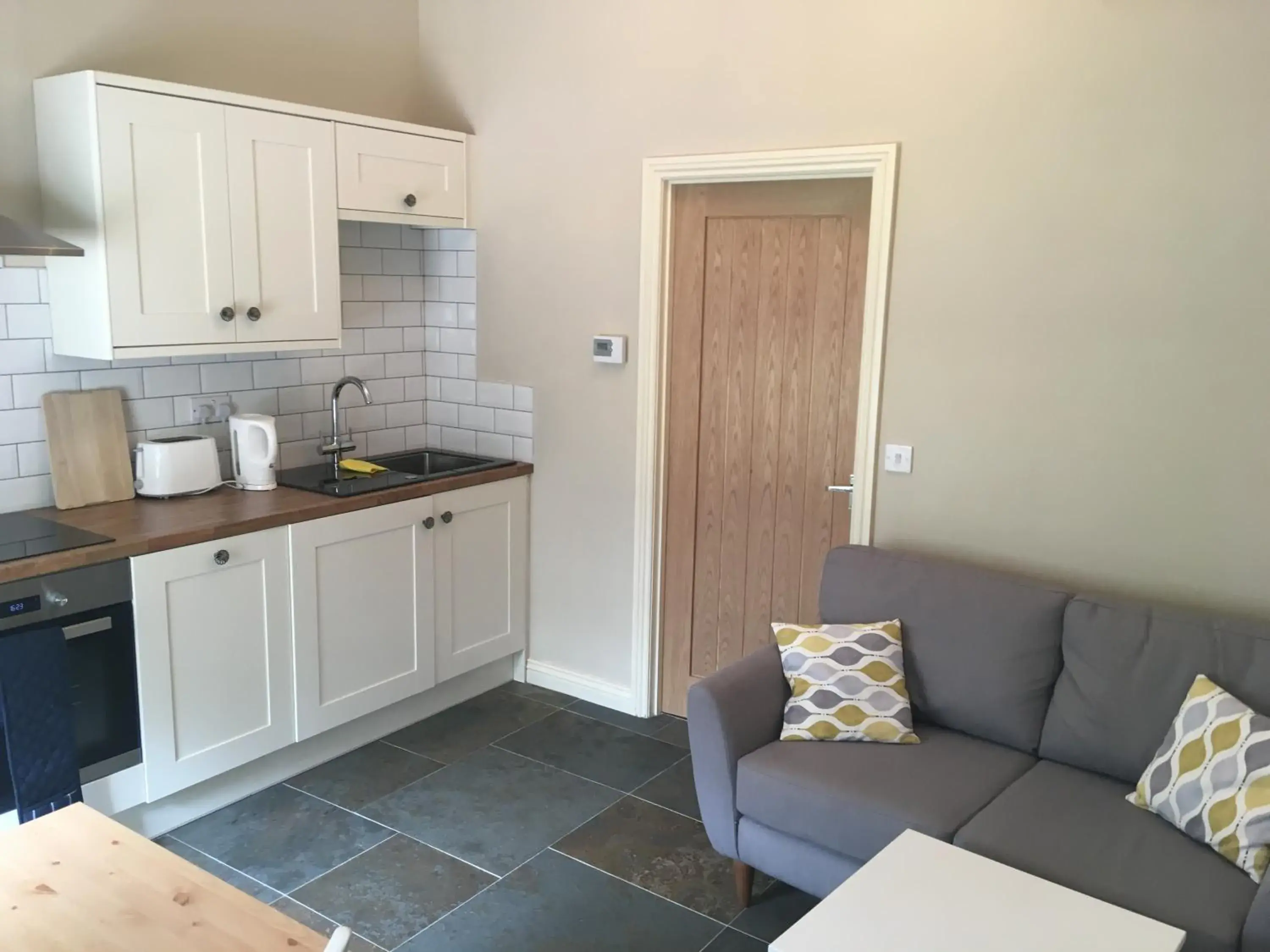 Living room, Kitchen/Kitchenette in White House Cottages