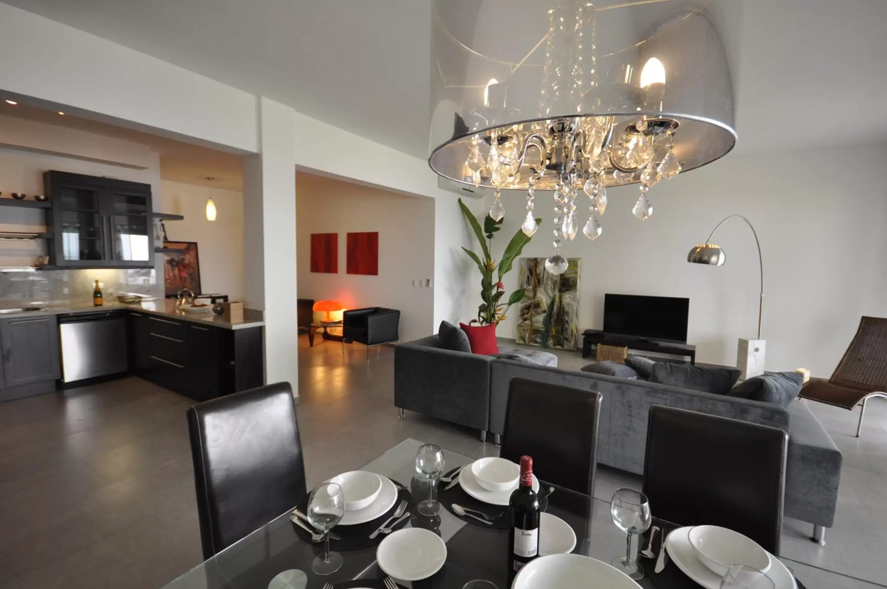 Kitchen or kitchenette, Restaurant/Places to Eat in Instyle Residences at Infiniti Blu