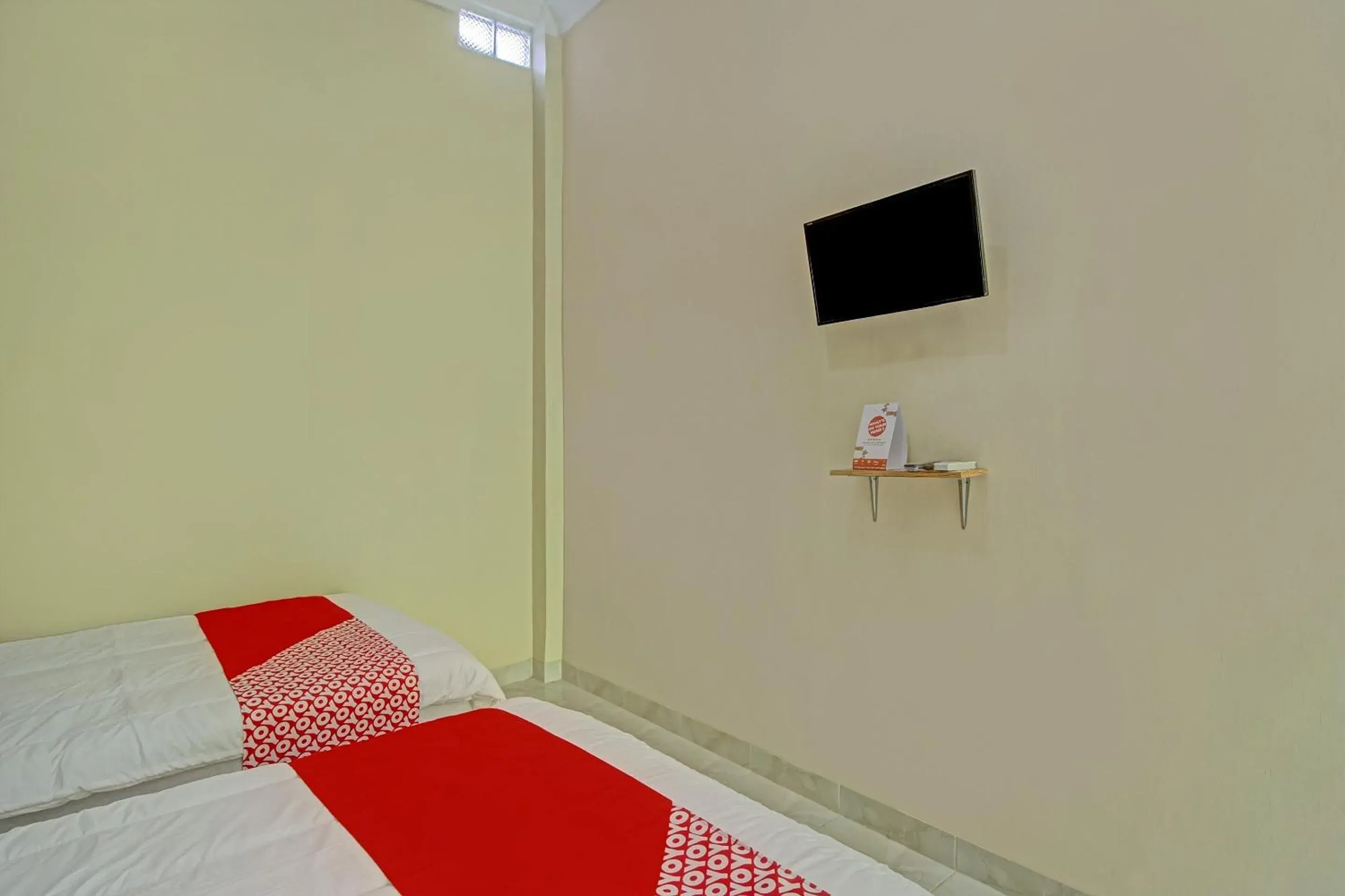 Bedroom, TV/Entertainment Center in OYO 3774 Orchid 37 Syariah Guest House