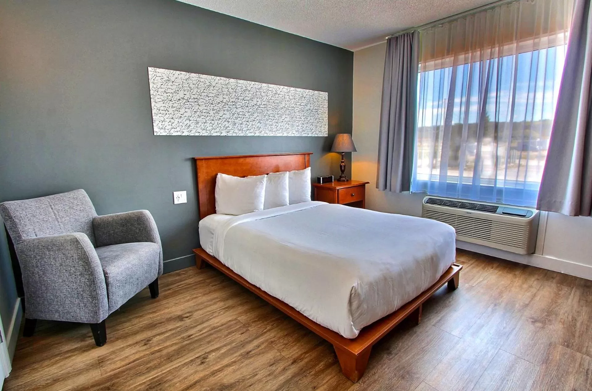 Photo of the whole room, Bed in Hôtel l'Empress