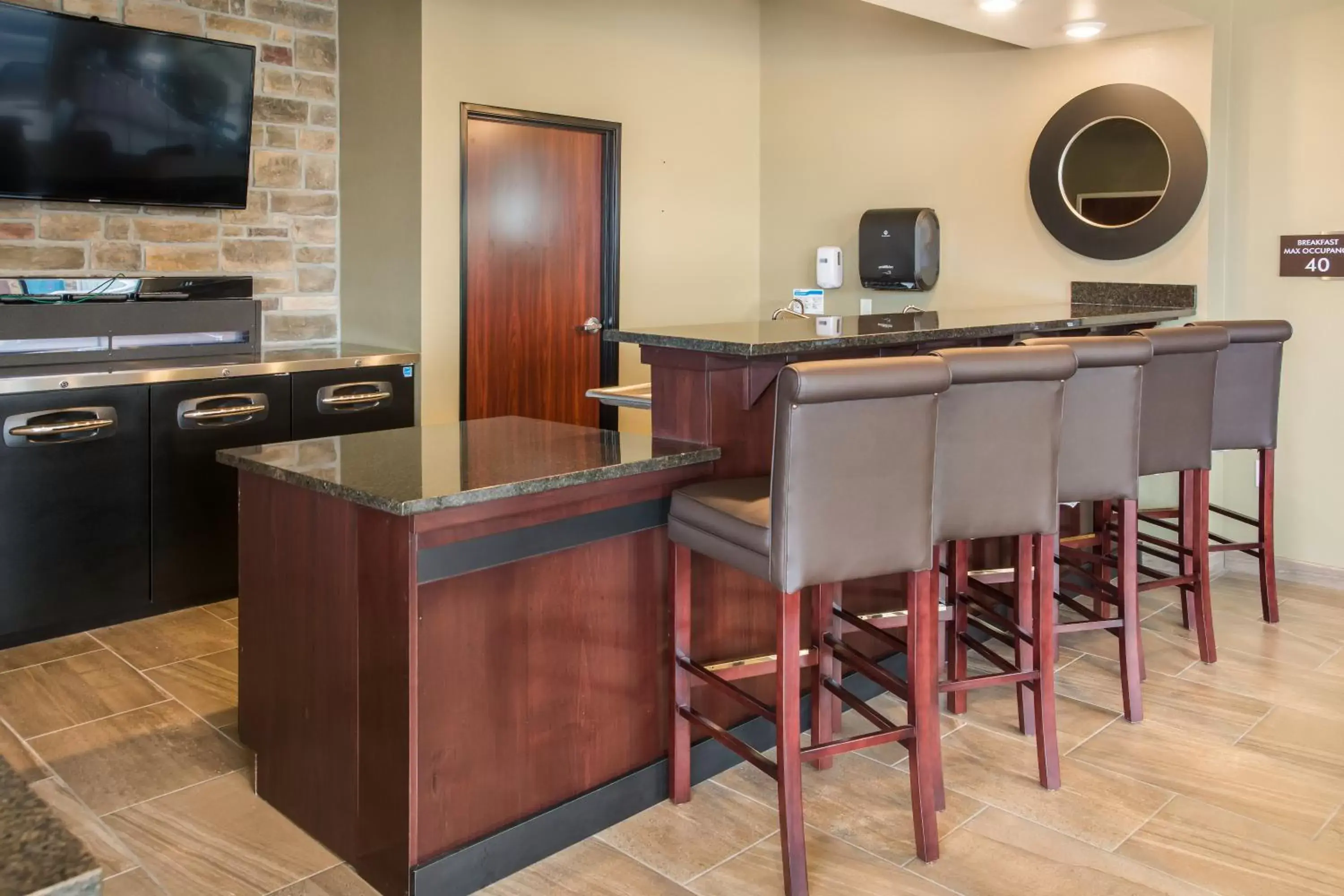 Lounge or bar in Cobblestone Inn and Suites - Ashland