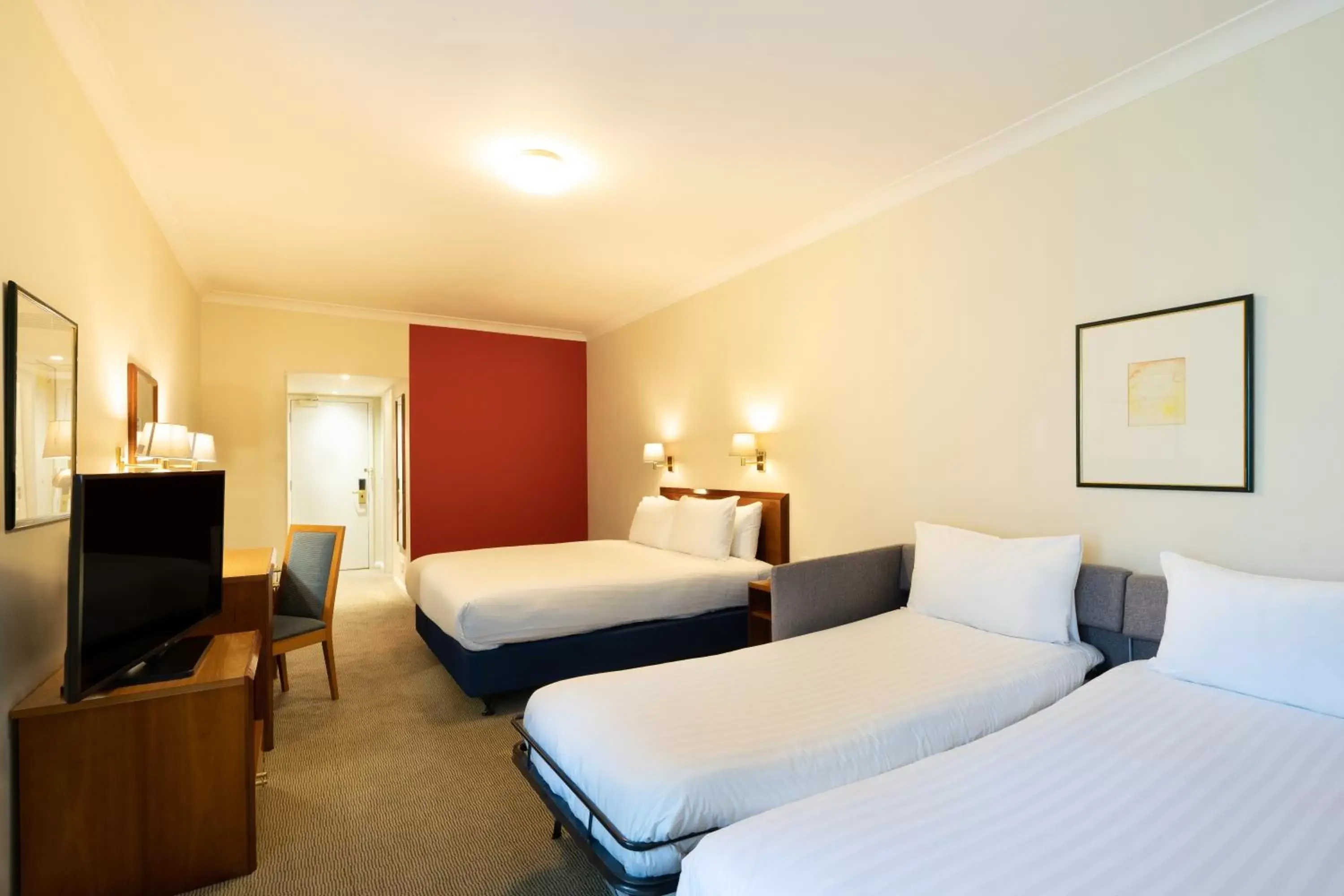 Bedroom, Bed in Holiday Inn Fareham Solent, an IHG Hotel