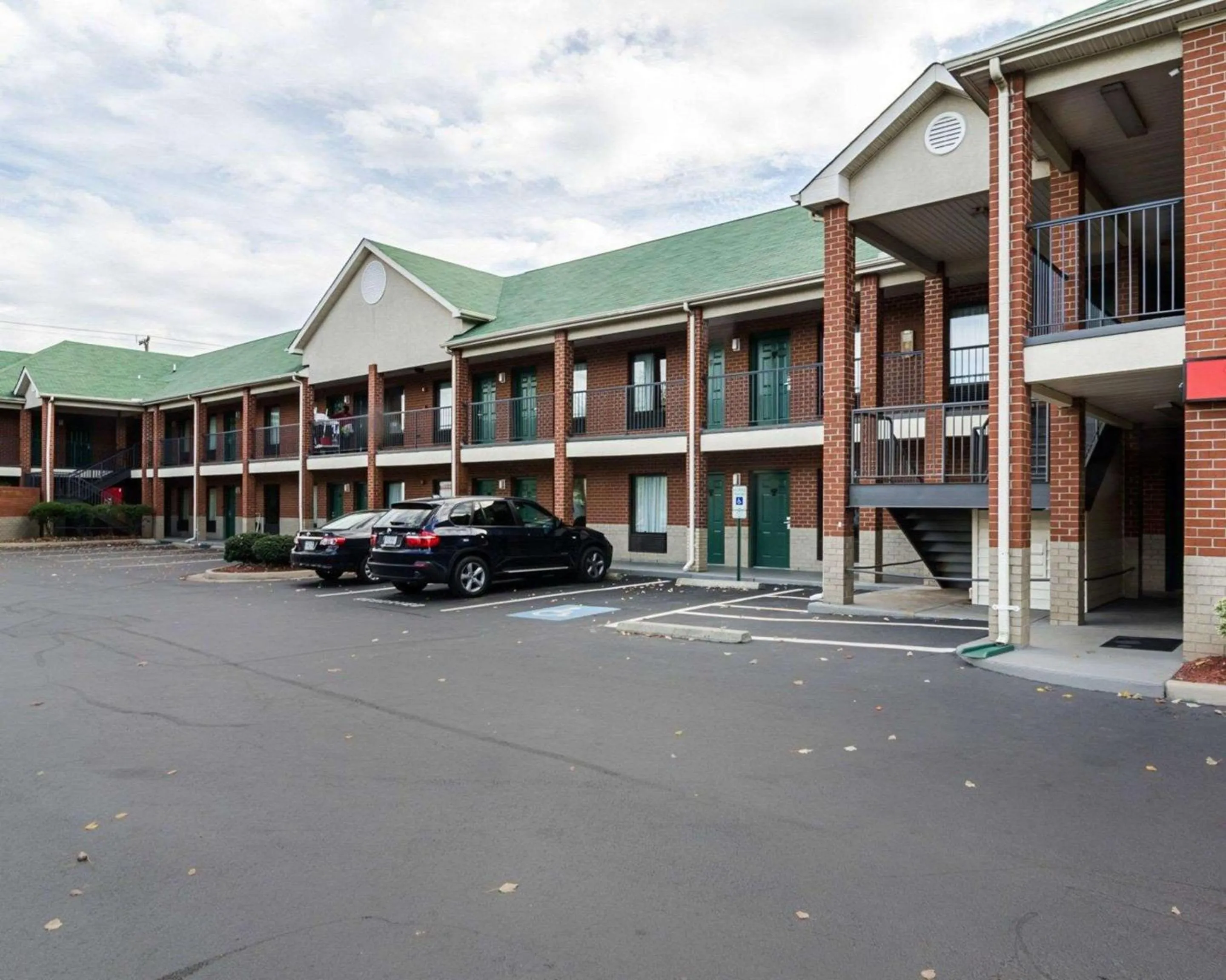 Property building in Econo Lodge