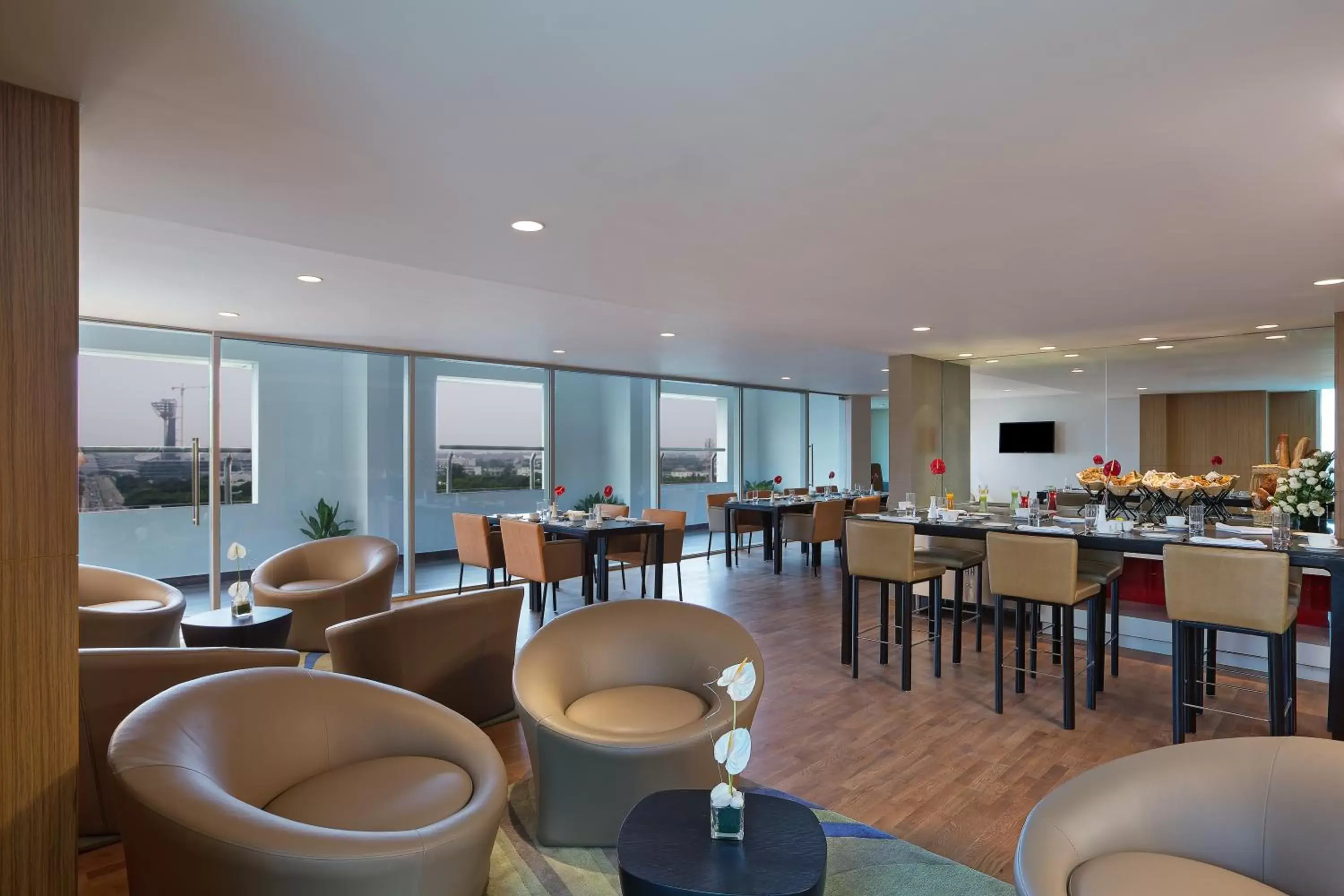 Lounge or bar, Restaurant/Places to Eat in Novotel Chennai Sipcot