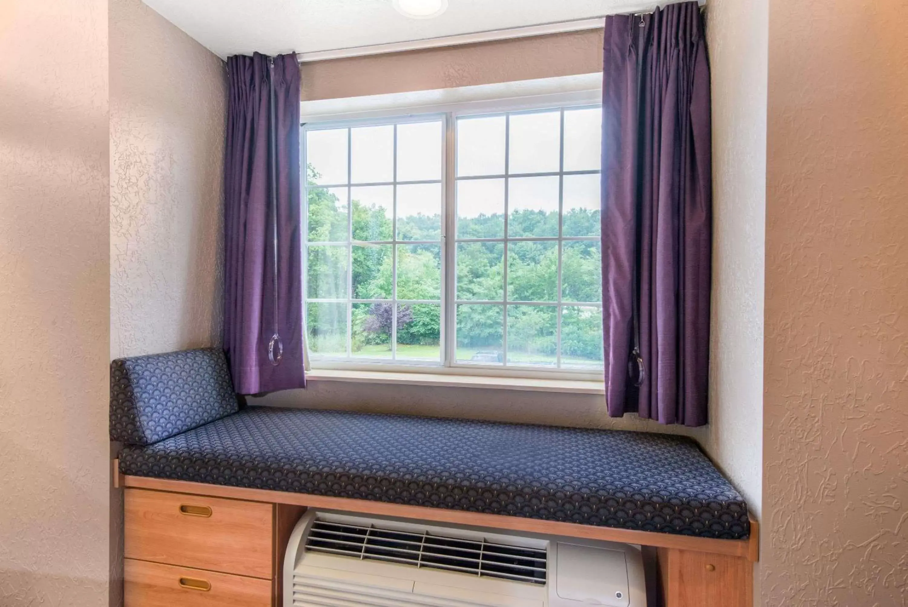 Photo of the whole room, Kitchen/Kitchenette in Microtel Inn & Suites by Wyndham Hazelton/Bruceton Mills