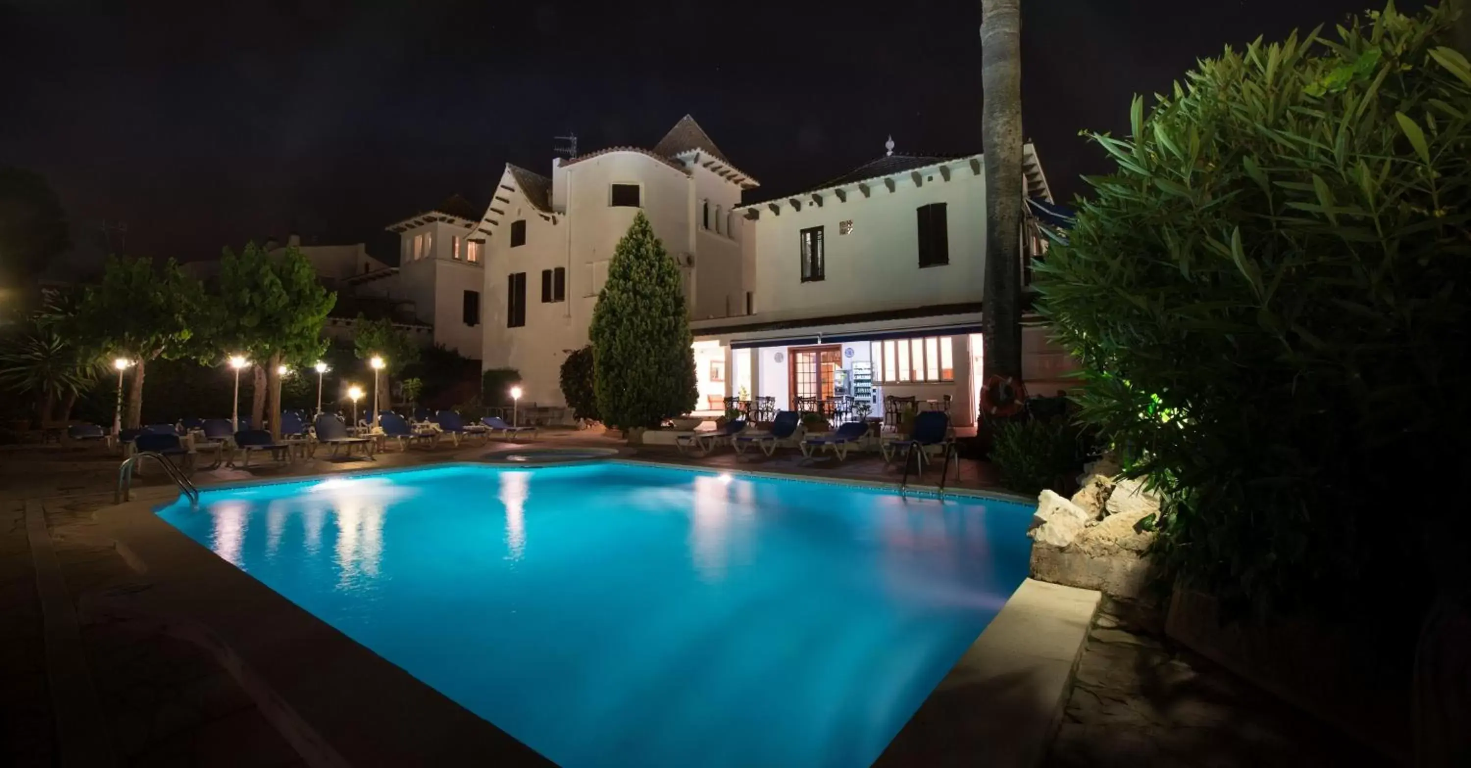 Swimming pool, Property Building in Hotel Capri