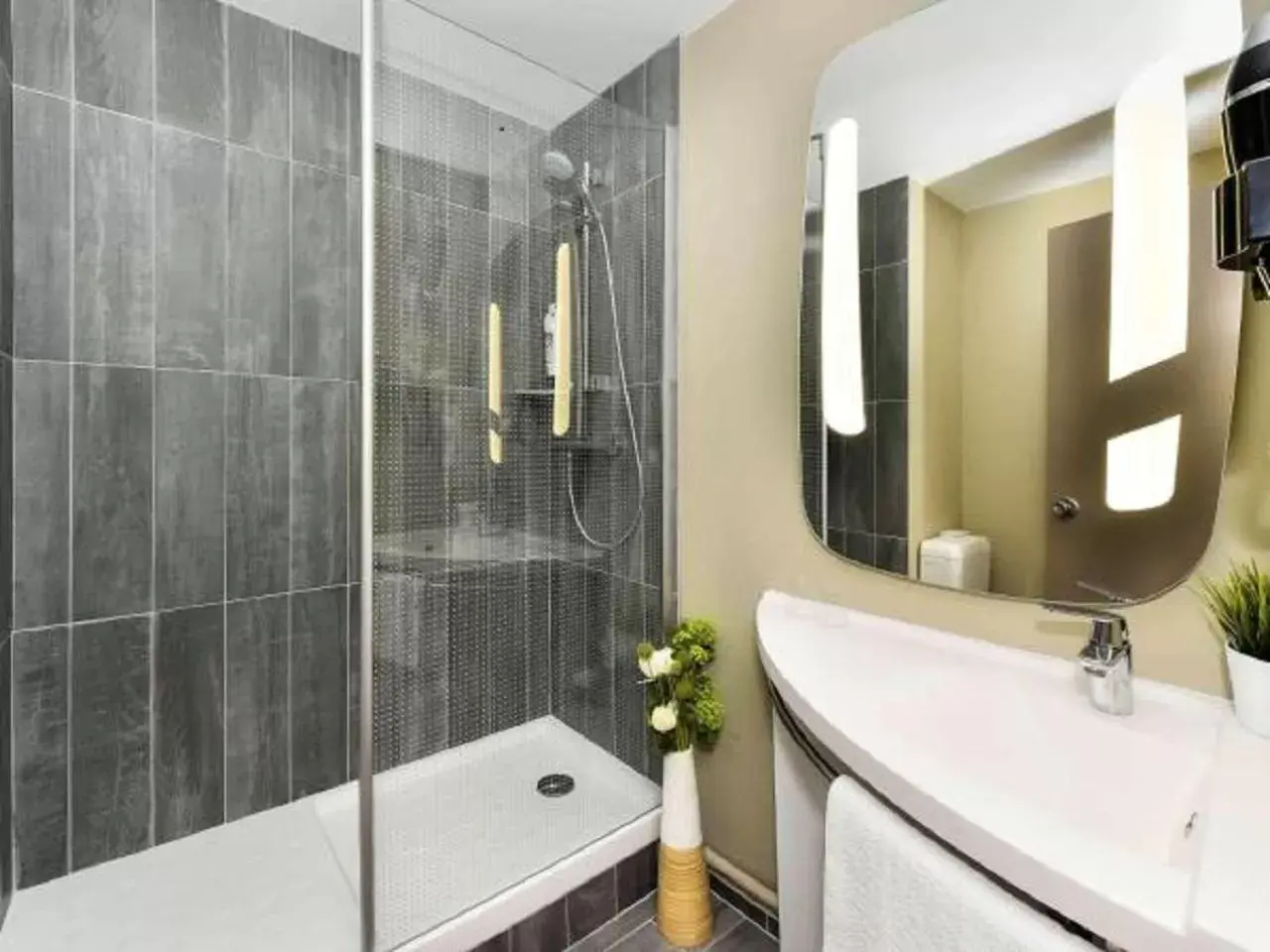 Shower, Bathroom in ibis Beaune La Ferme Aux Vins