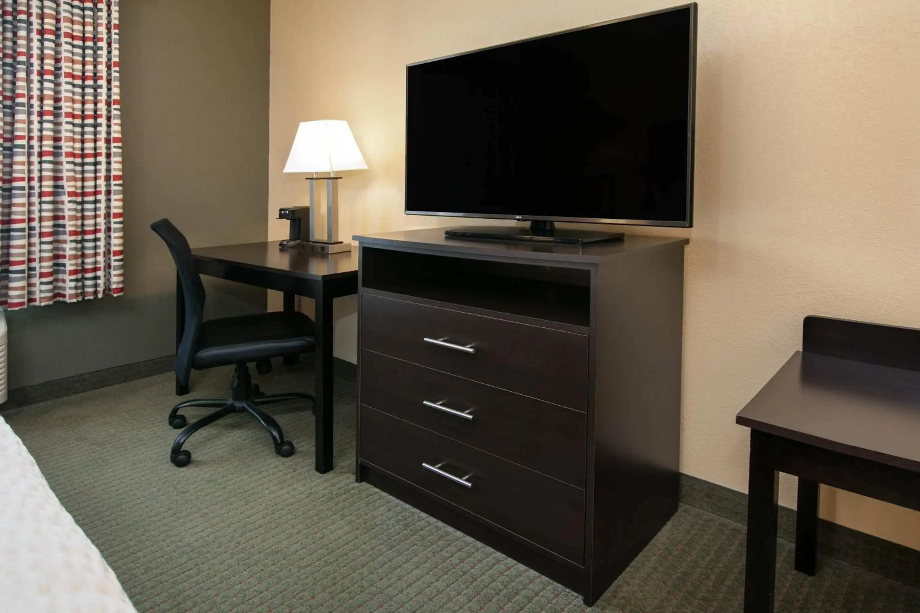 TV/Entertainment Center in Days Inn & Suites by Wyndham Florence/Jackson Area
