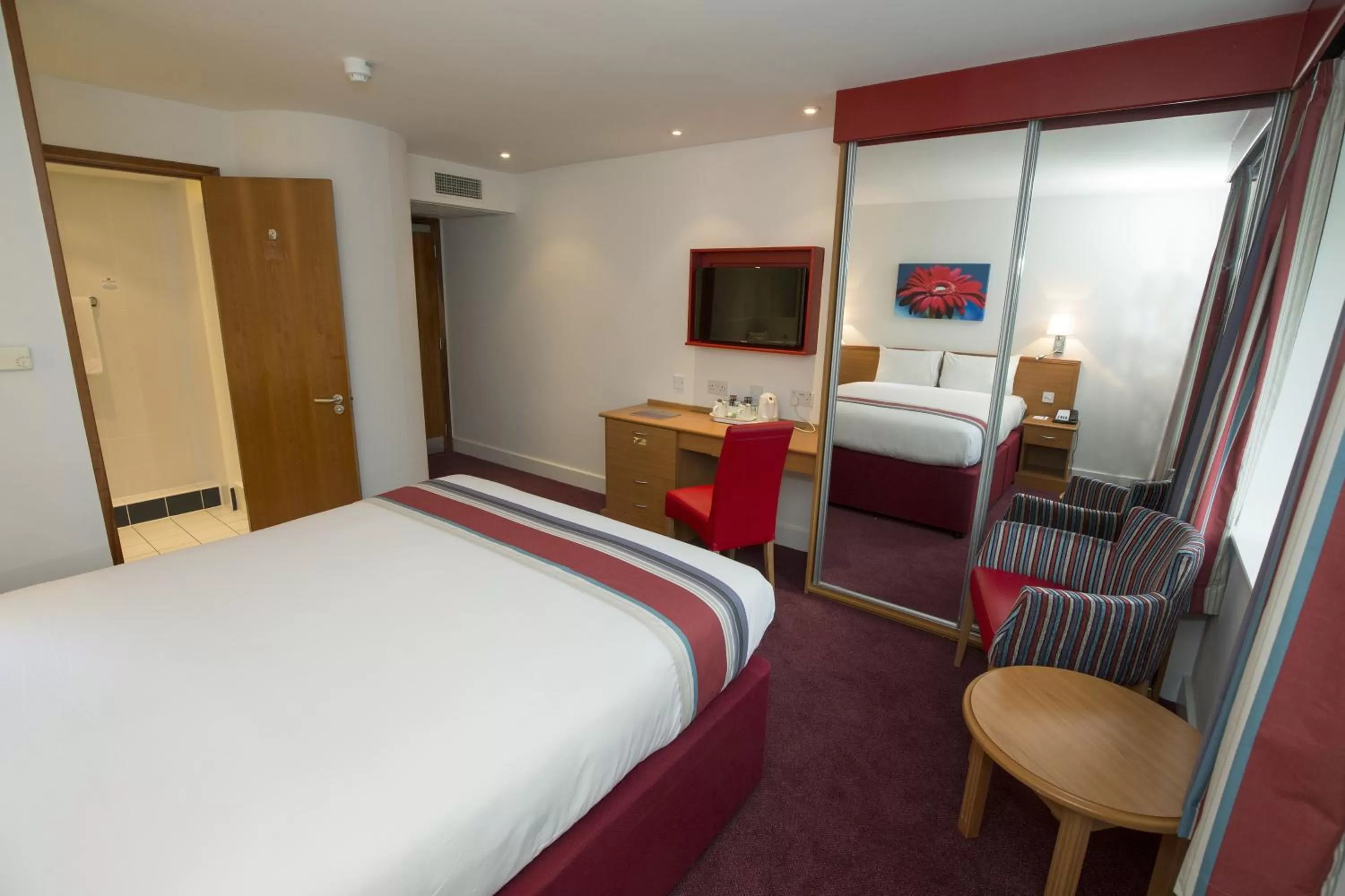 Photo of the whole room, Bed in Ramada Cambridge