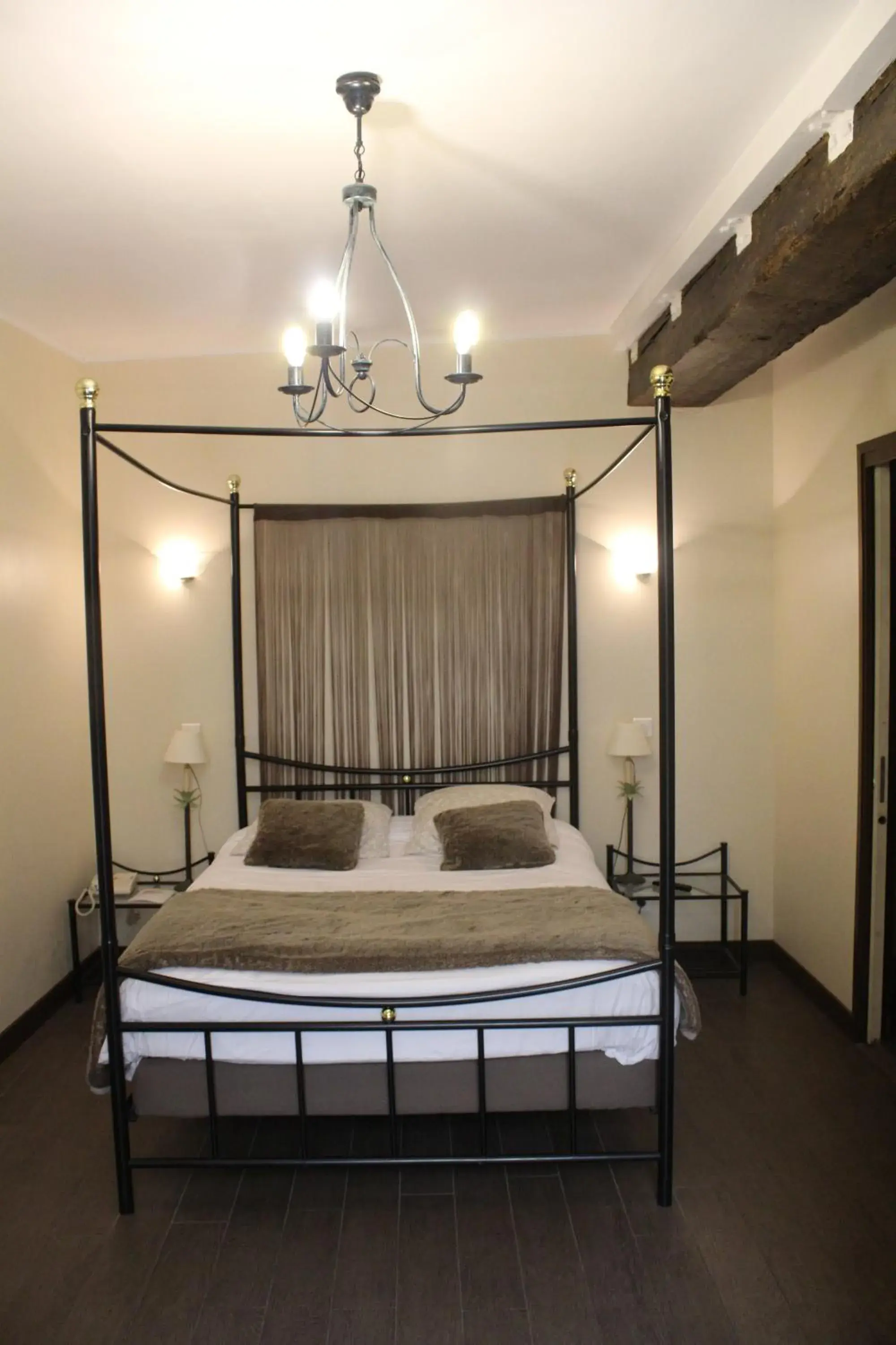 Bed, Room Photo in Hotel du Dragon