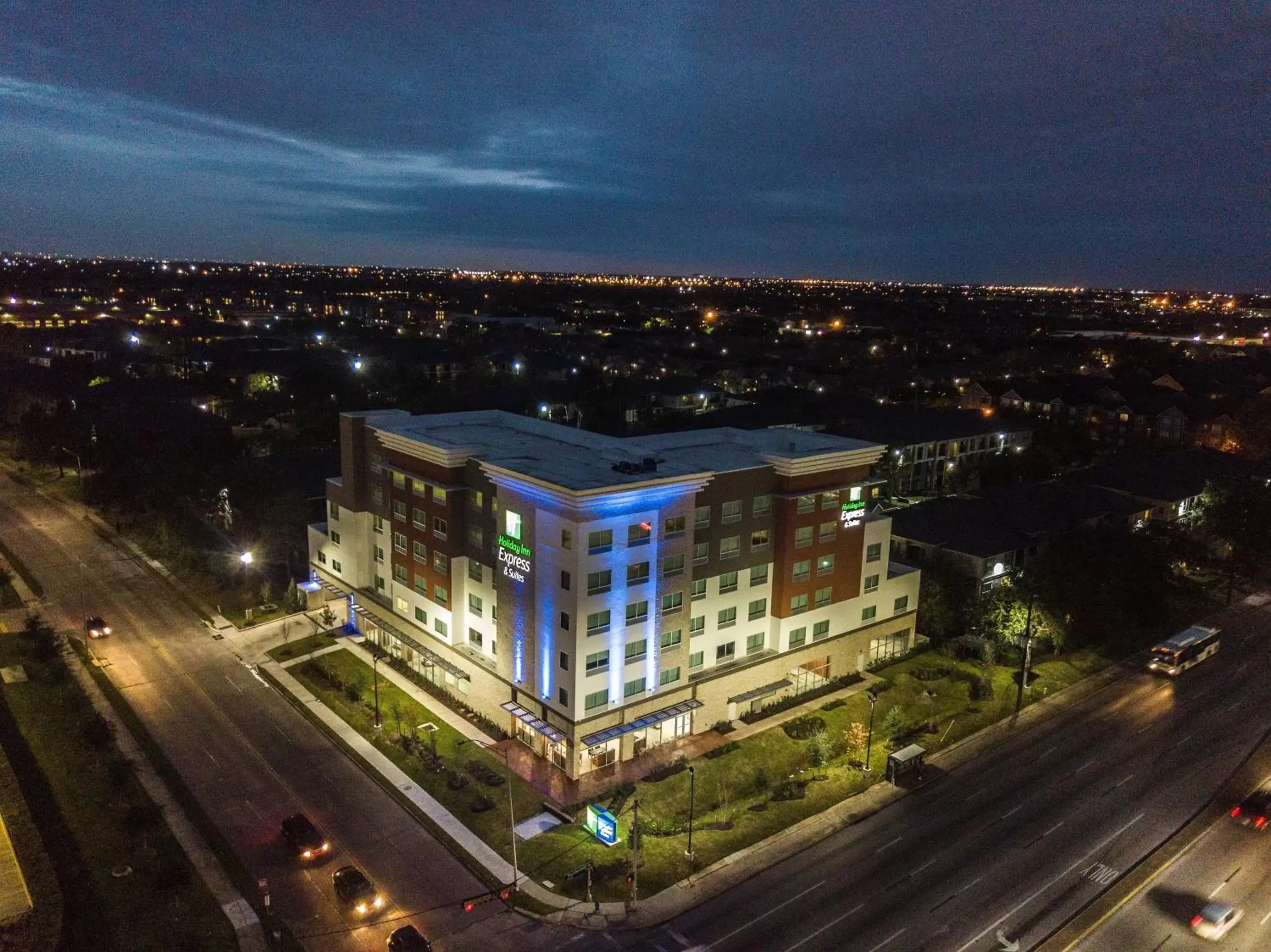 Property building, Bird's-eye View in Holiday Inn Express & Suites - Houston Westchase - Westheimer, an IHG Hotel