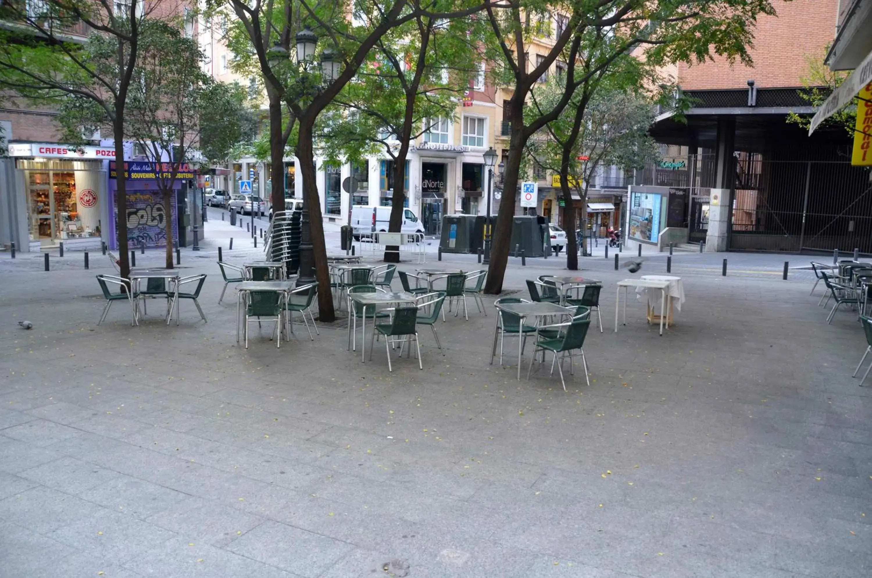 Area and facilities, Restaurant/Places to Eat in Madrid Motion Hostels