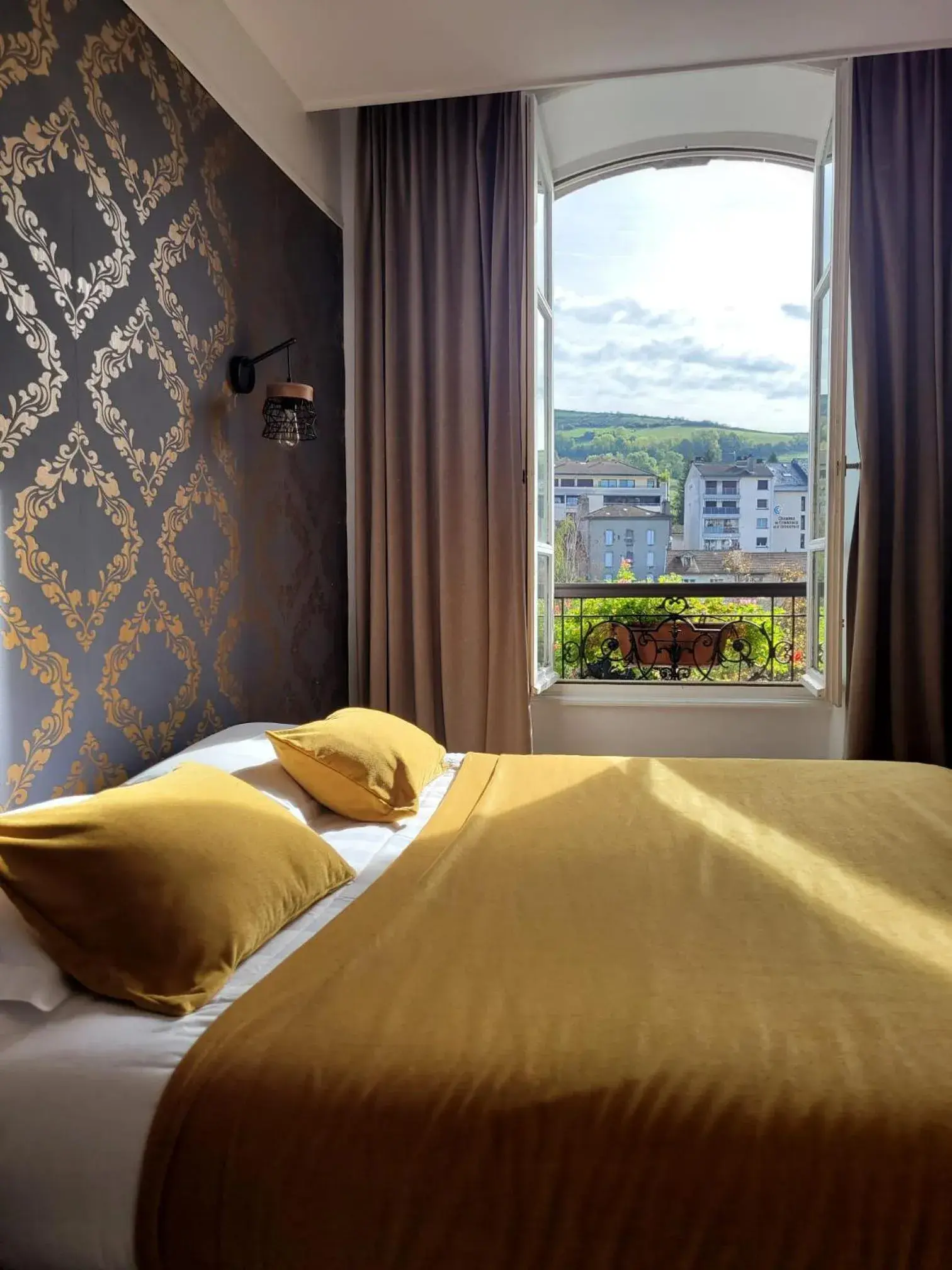 Property building, Bed in The Originals Boutique, Grand Hotel Saint-Pierre, Aurillac (Qualys-Hotel)