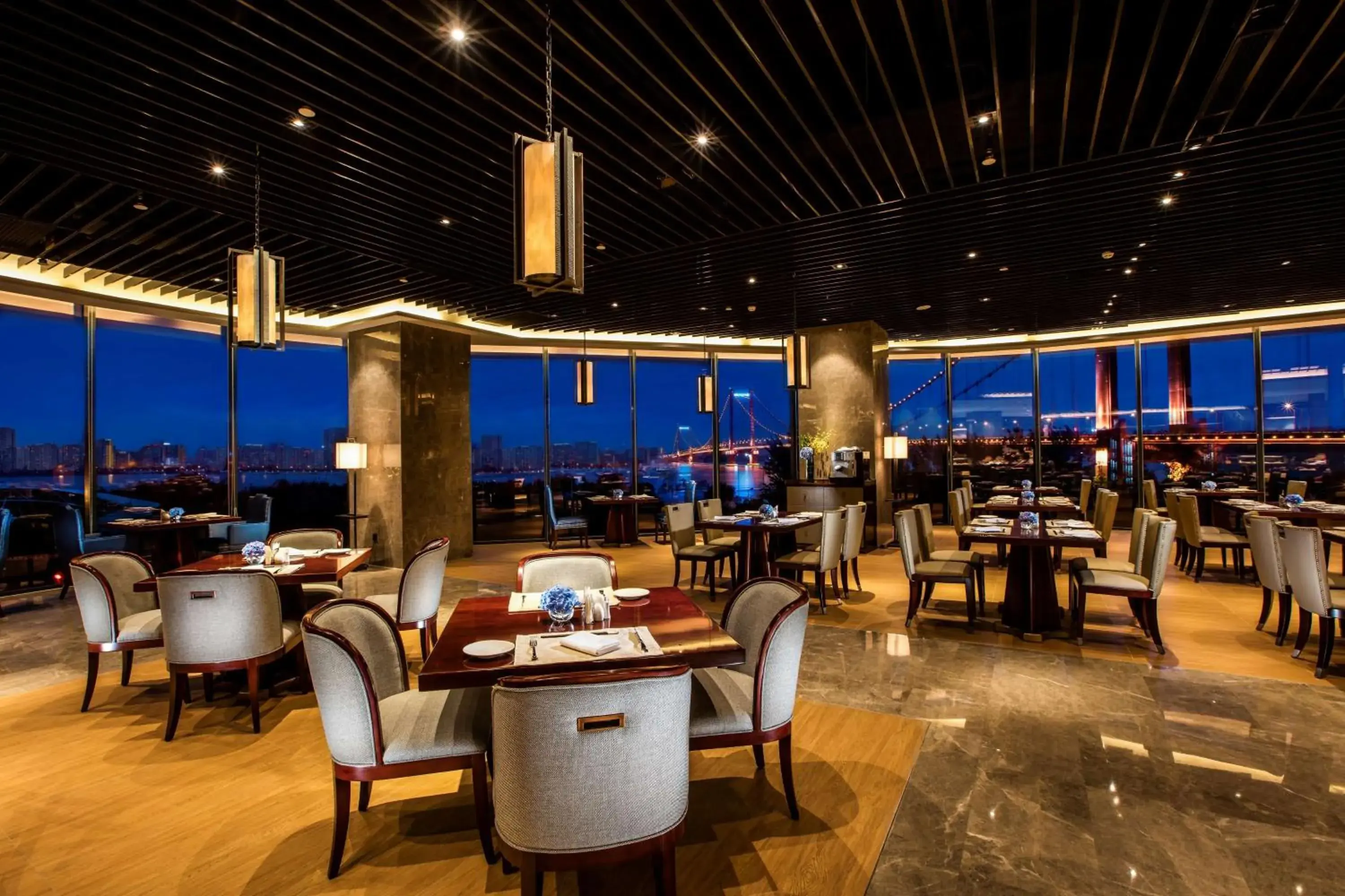 Restaurant/Places to Eat in Hilton Wuhan Riverside