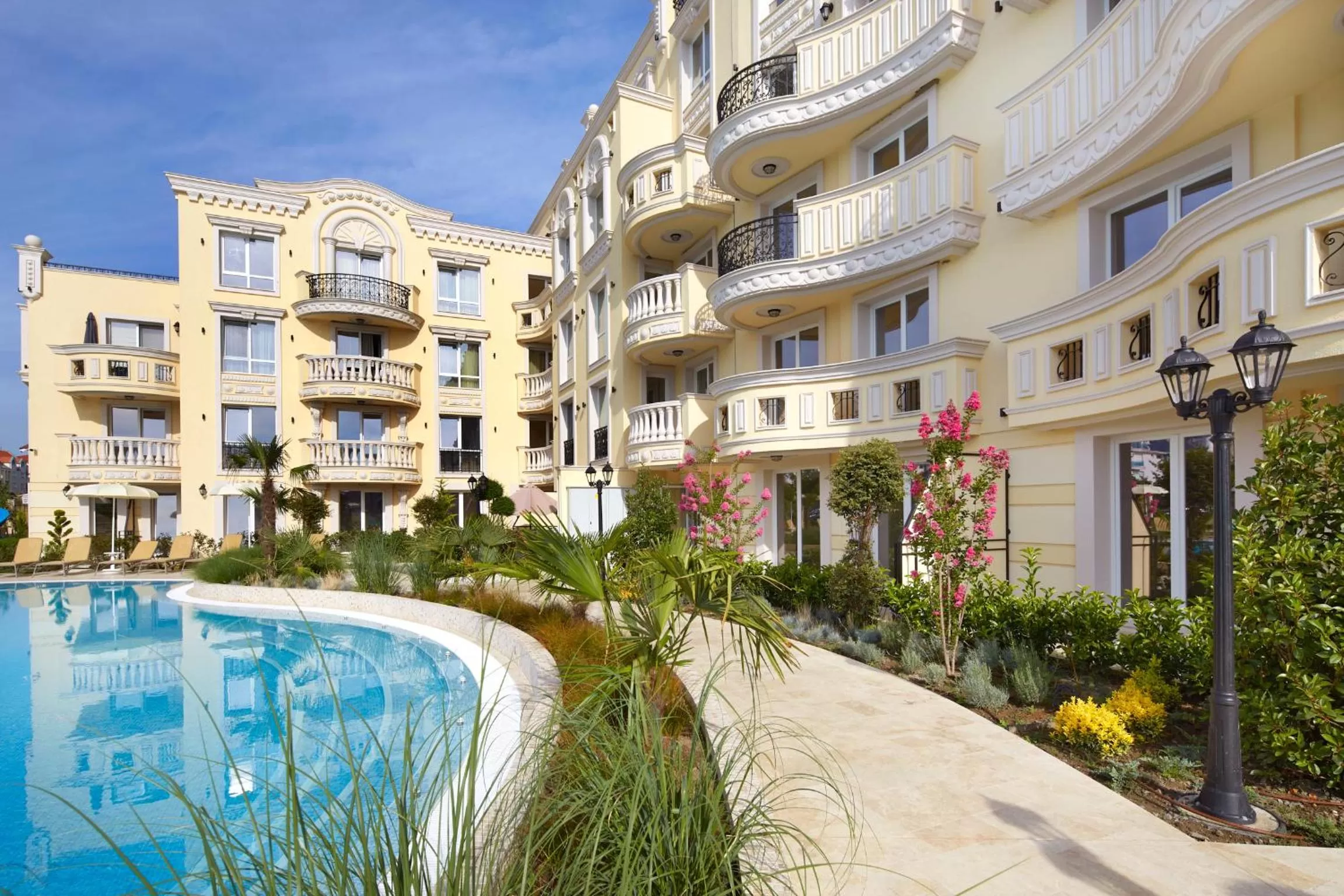 Property building in Bellicity Apart Complex