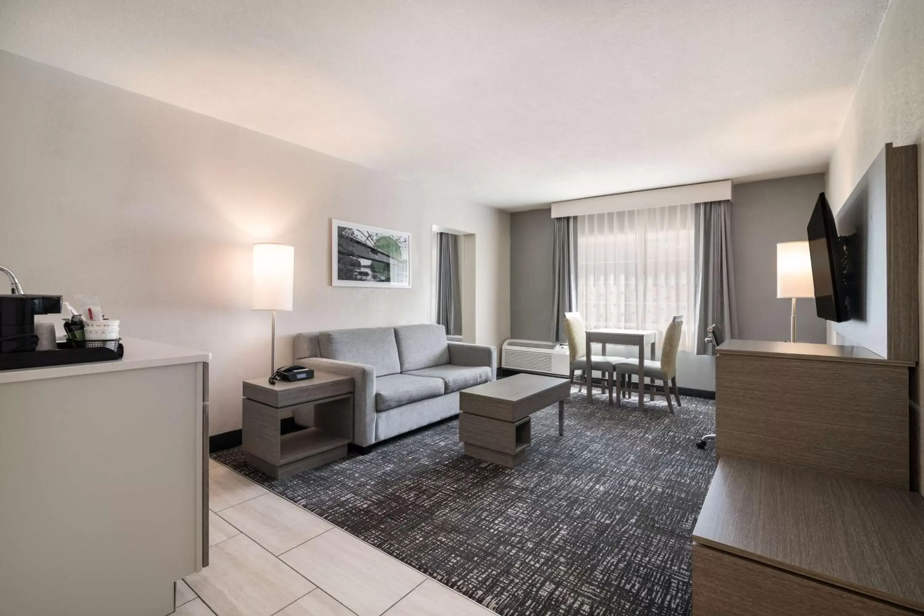 Bedroom, Seating Area in Best Western Plymouth Inn-White Mountains