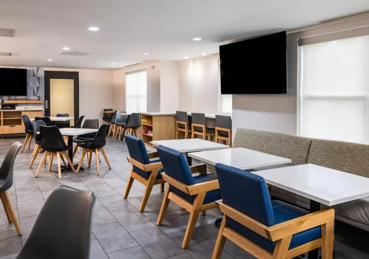Communal lounge/ TV room, Restaurant/Places to Eat in Hyatt House Herndon/Reston