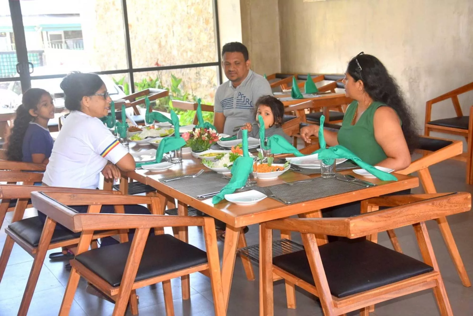 Restaurant/Places to Eat in Manuka Hillwood Hotel