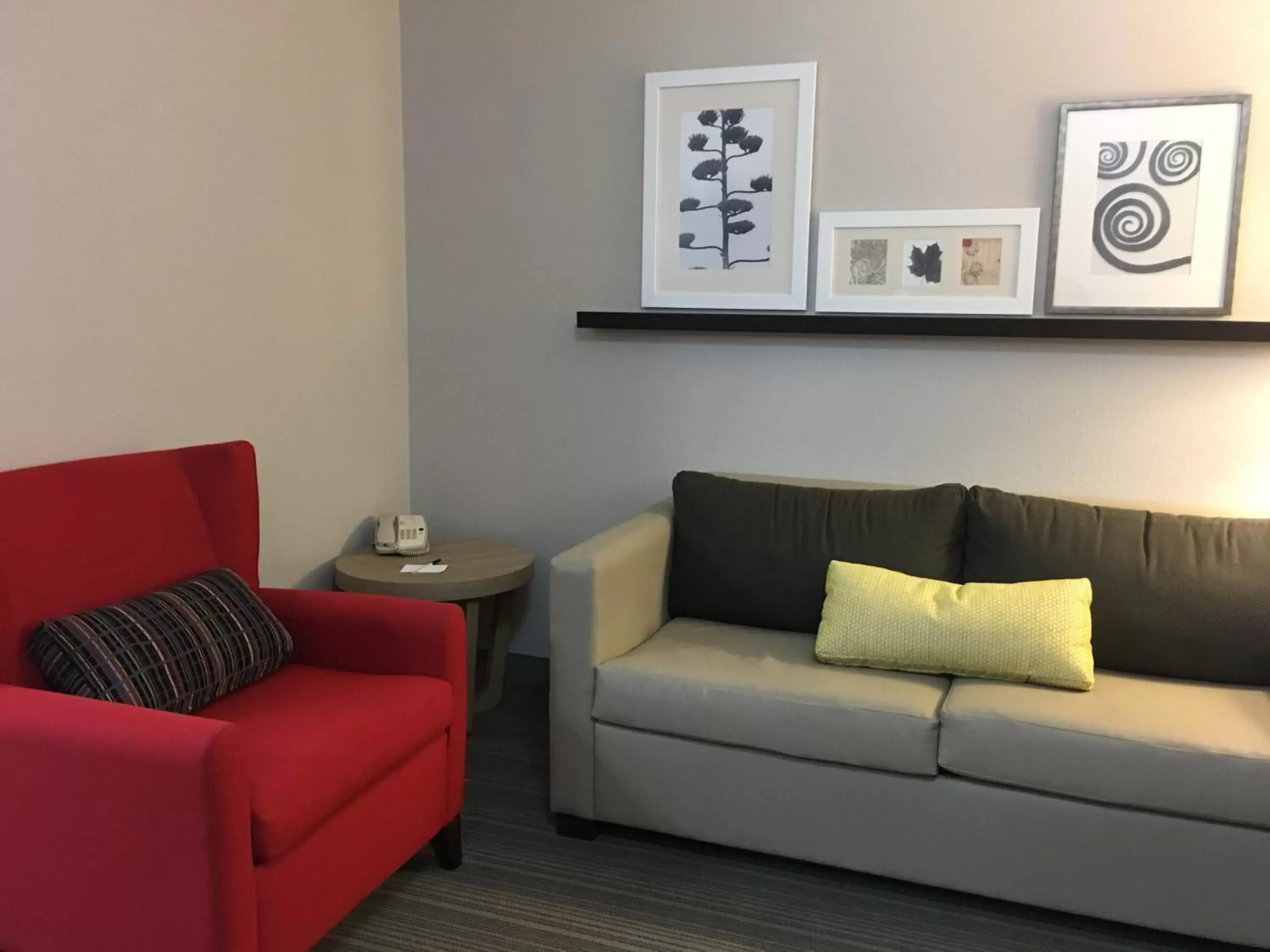 Living room, Seating Area in Country Inn & Suites by Radisson, Camp Springs (Andrews Air Force Base), MD