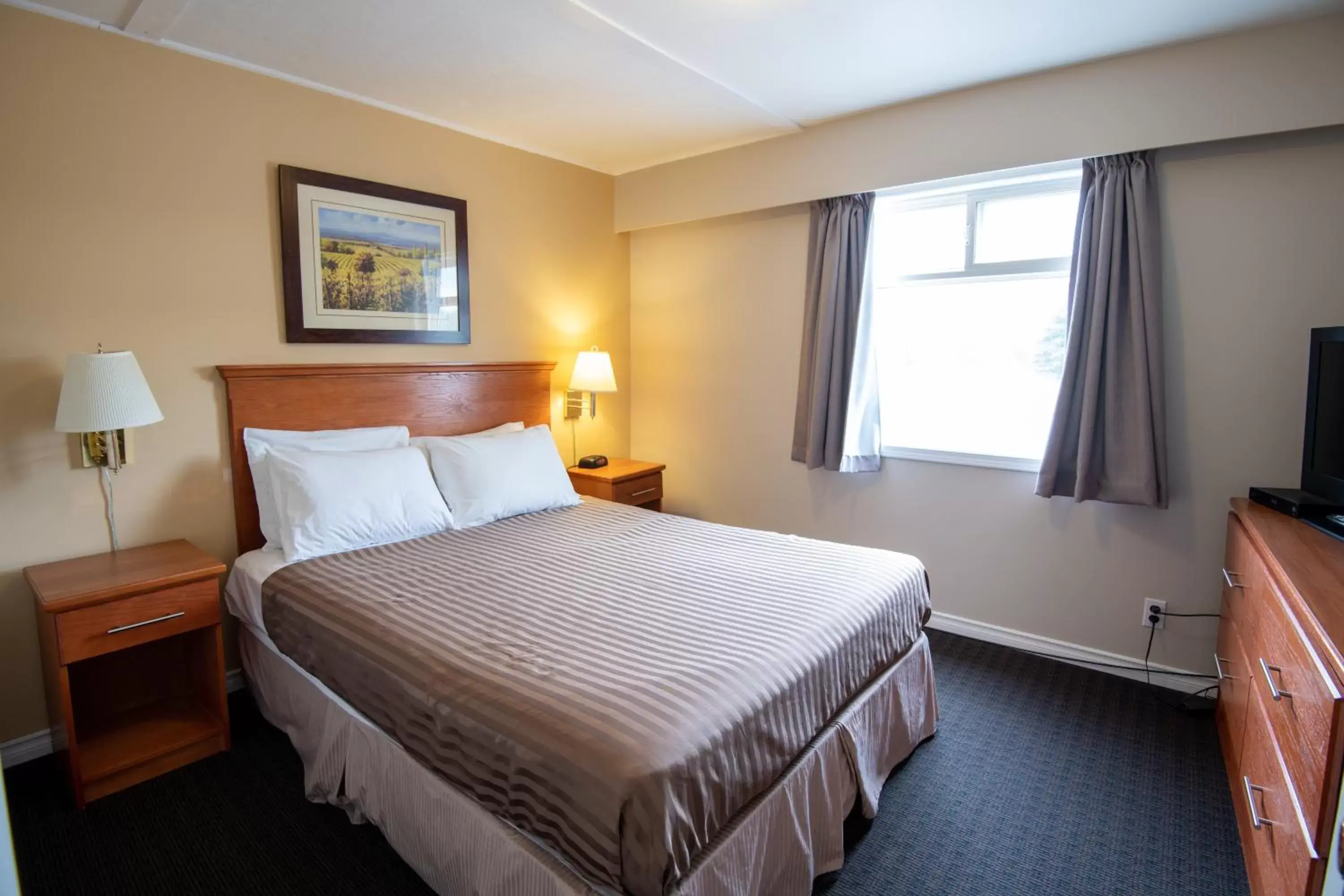 Bed in Canadas Best Value Inn-Prince George