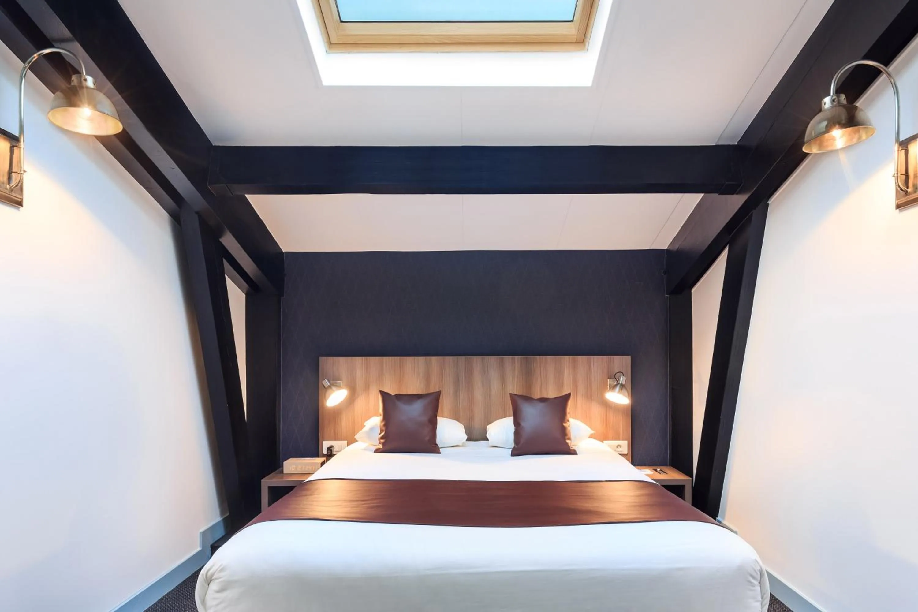 Photo of the whole room, Bed in Hôtel Innes by HappyCulture