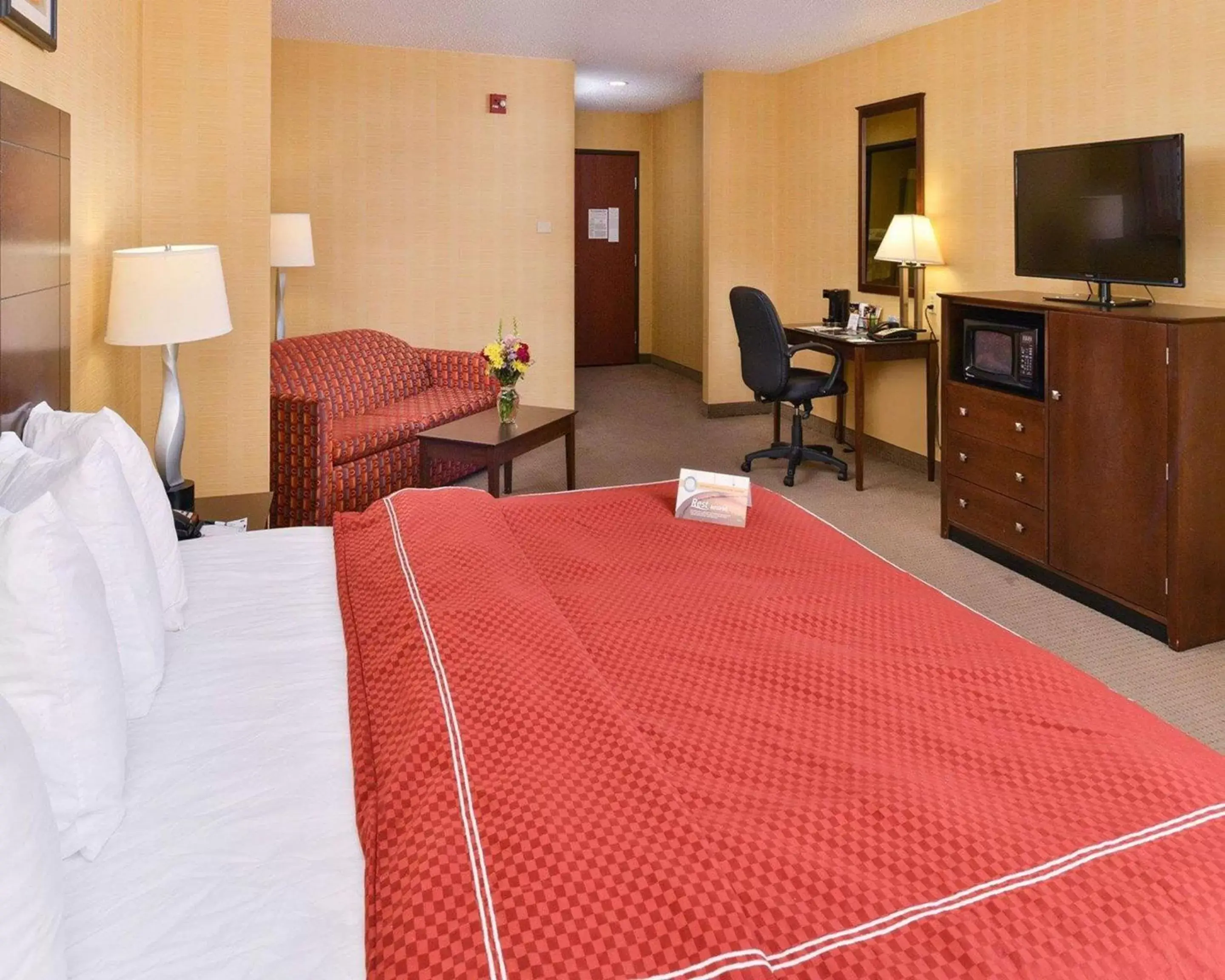 Photo of the whole room, Bed in Quality Suites Stratford Photo of the whole room, Bed in Quality Suites Stratford