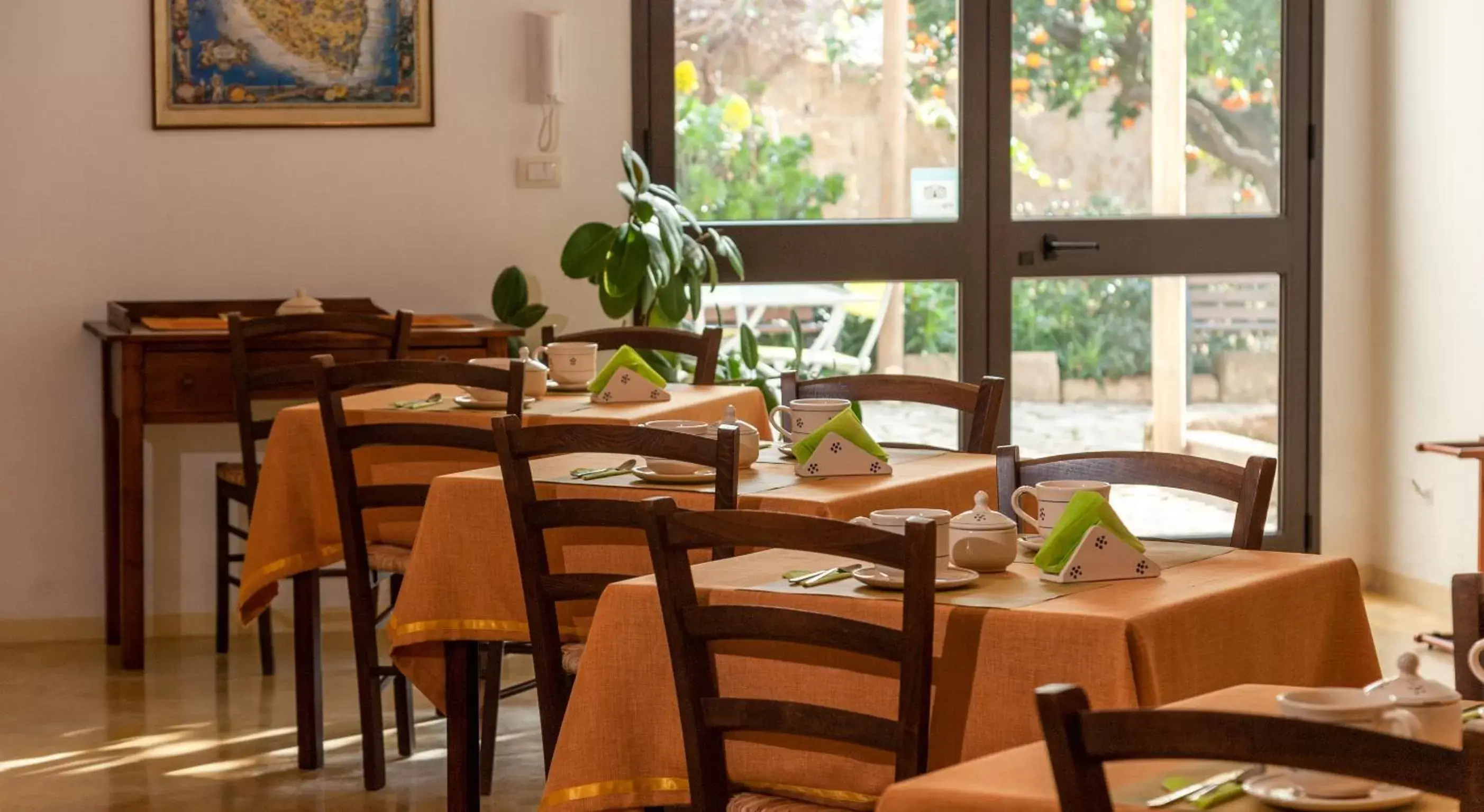 Communal lounge/ TV room, Restaurant/Places to Eat in B&B La Garolla