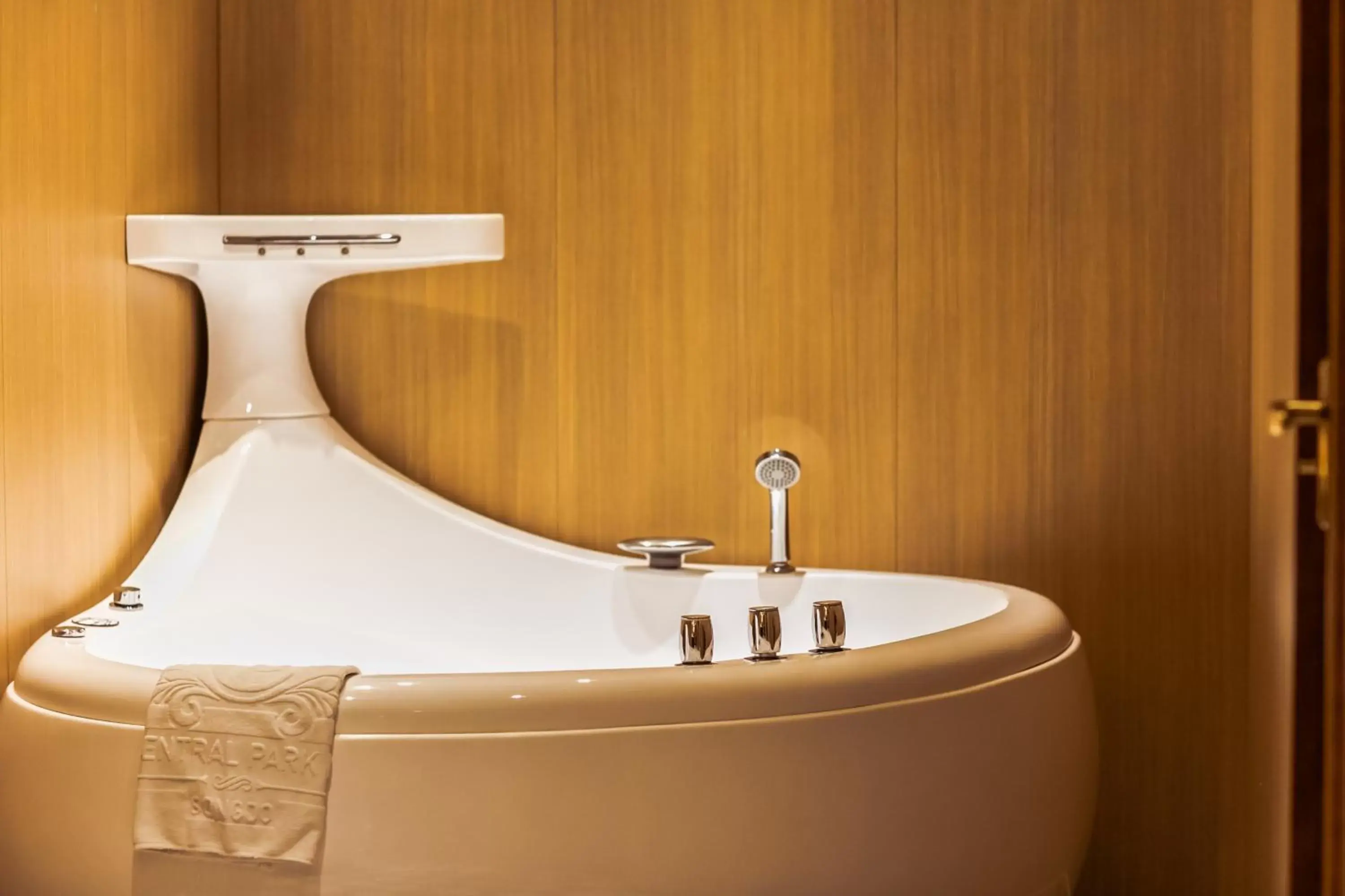 Hot Tub, Bathroom in The Central Park Hotel Songdo