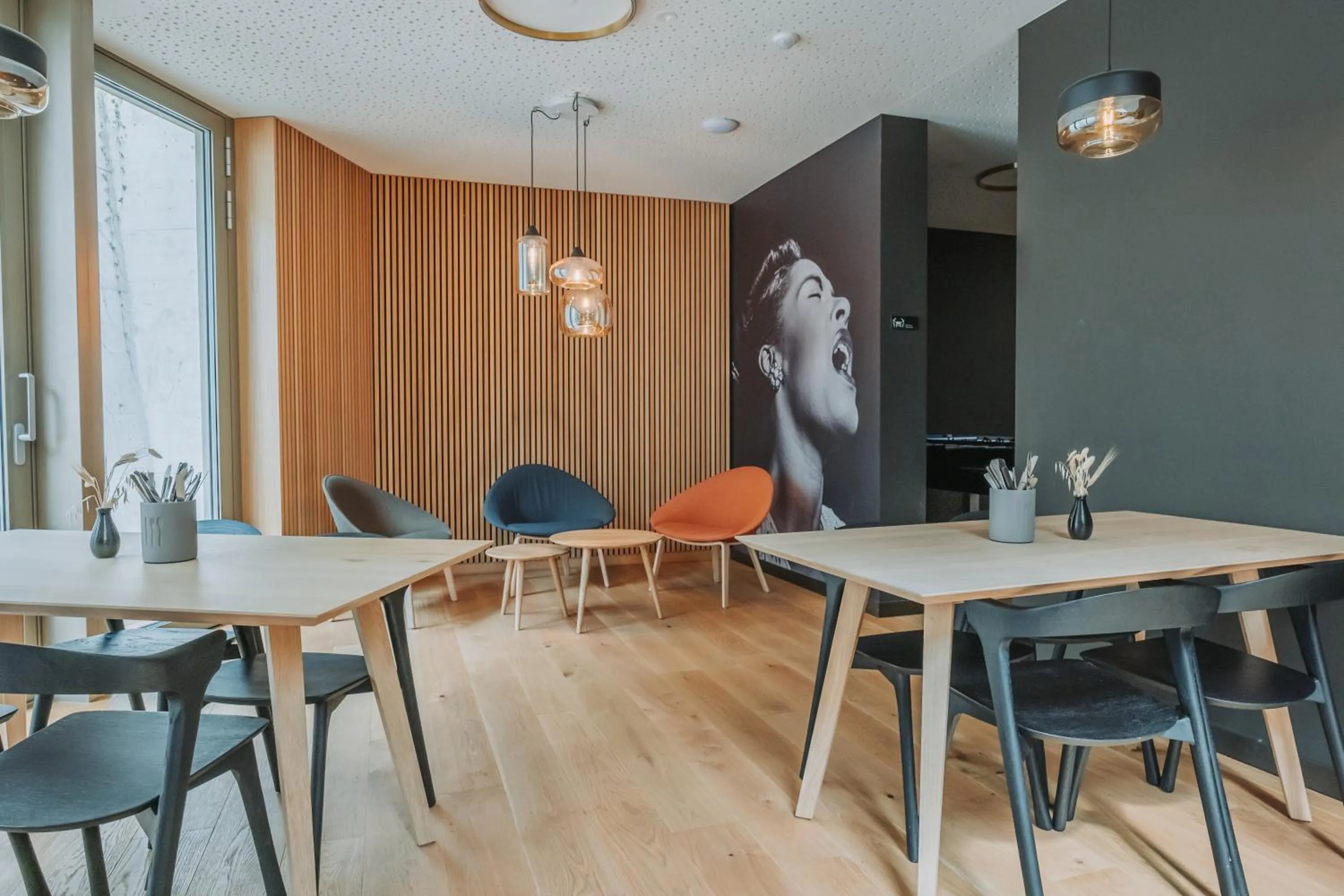 Restaurant/places to eat in Montreux Youth Hostel