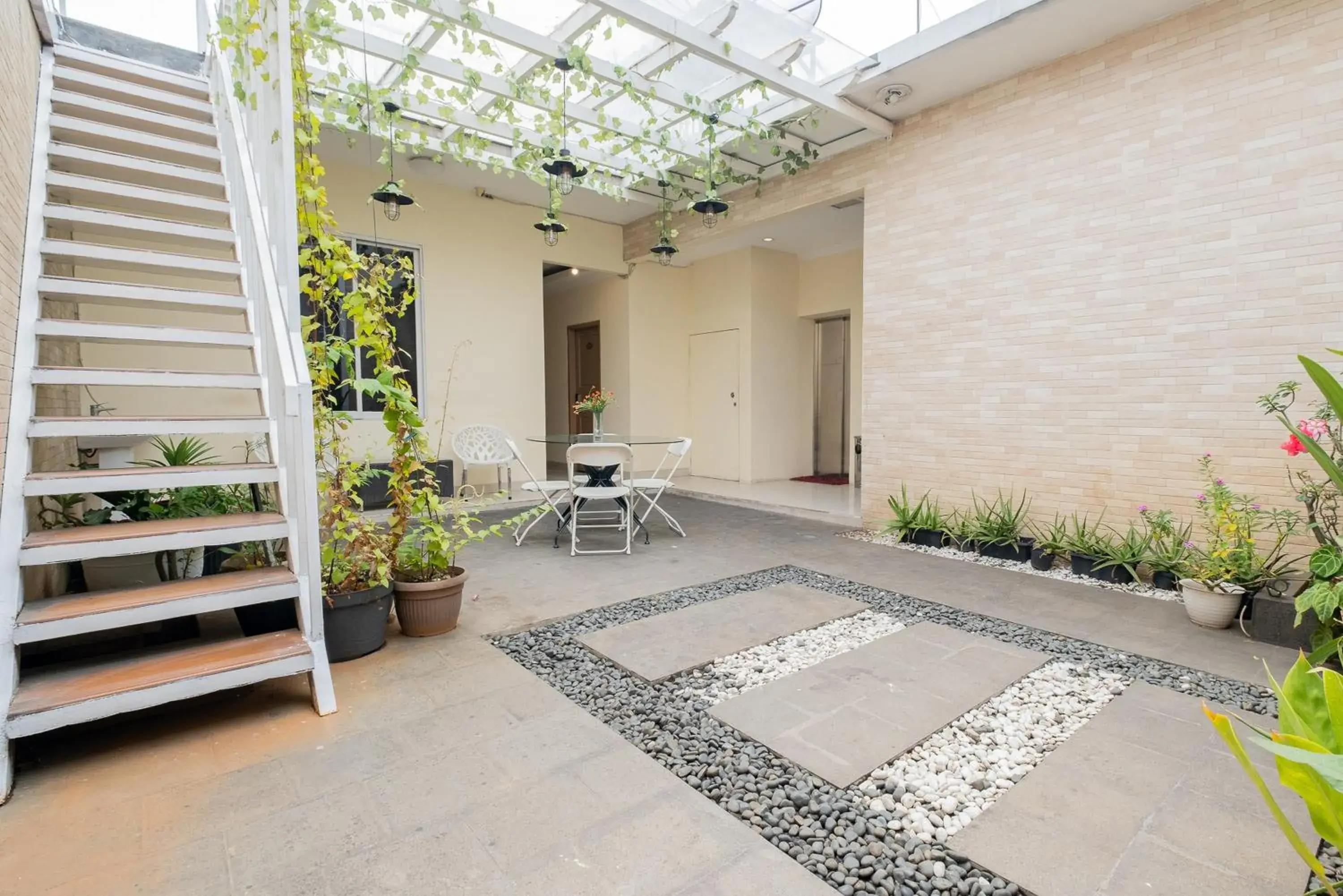 Property building in RedDoorz Plus @ Cideng Barat Property building in RedDoorz Plus @ Cideng Barat