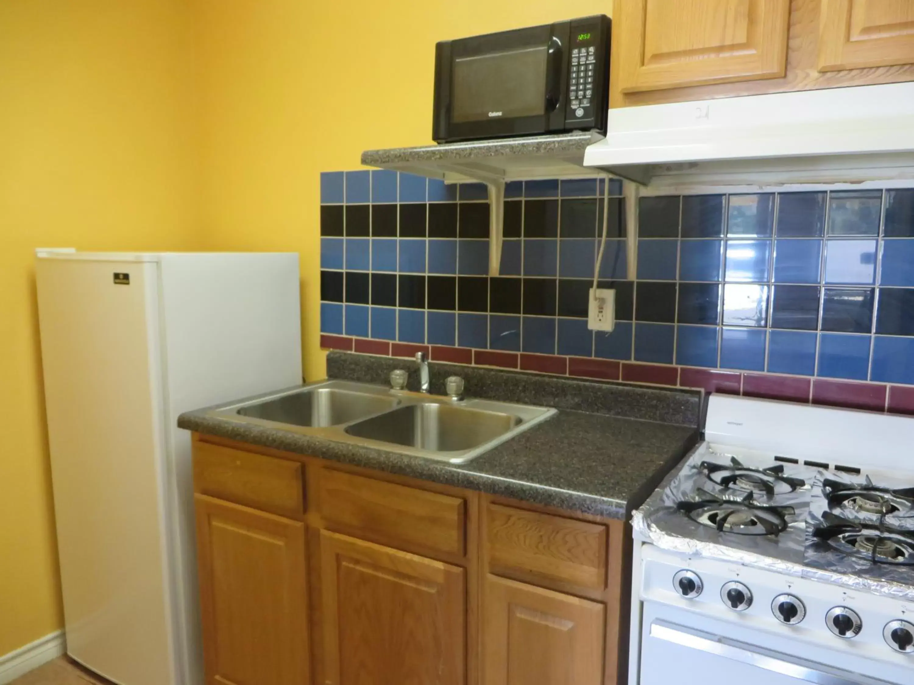 Kitchen/Kitchenette in Americas Best Value Inn Weatherford