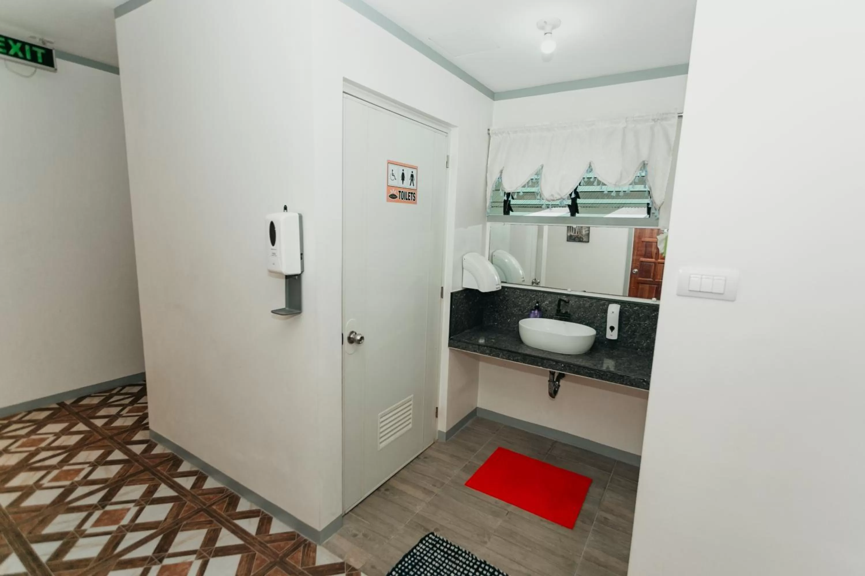 Toilet in Kingswick Residences & Lodge