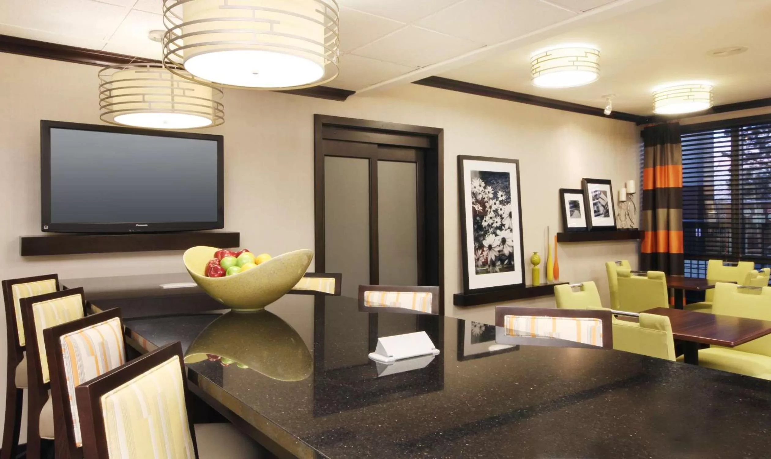 Dining area in Hampton Inn Overland Park
