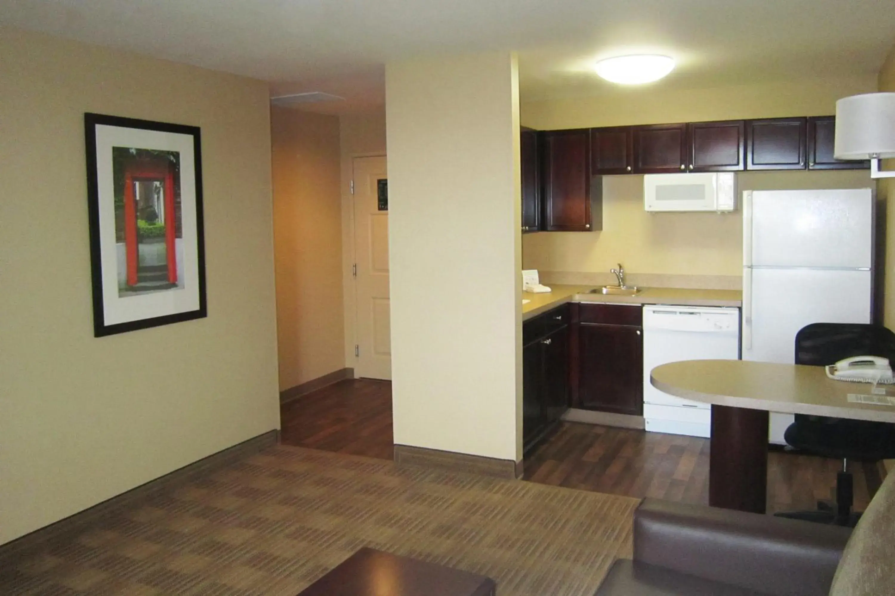 Kitchen or kitchenette, Kitchen/Kitchenette in Extended Stay America Suites - Kansas City - Overland Park - Metcalf Ave