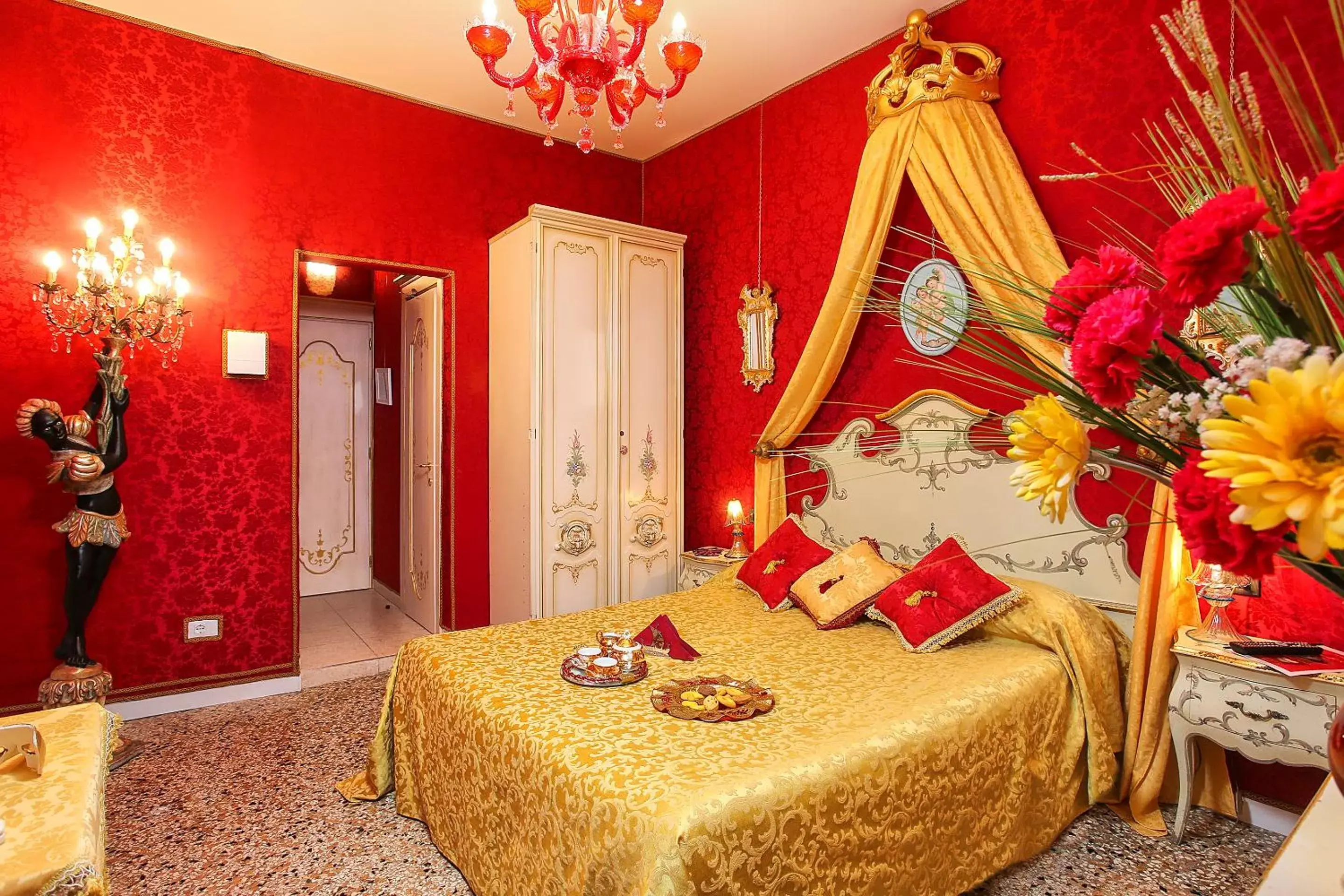 Photo of the whole room, Bed in Scalon del Doge