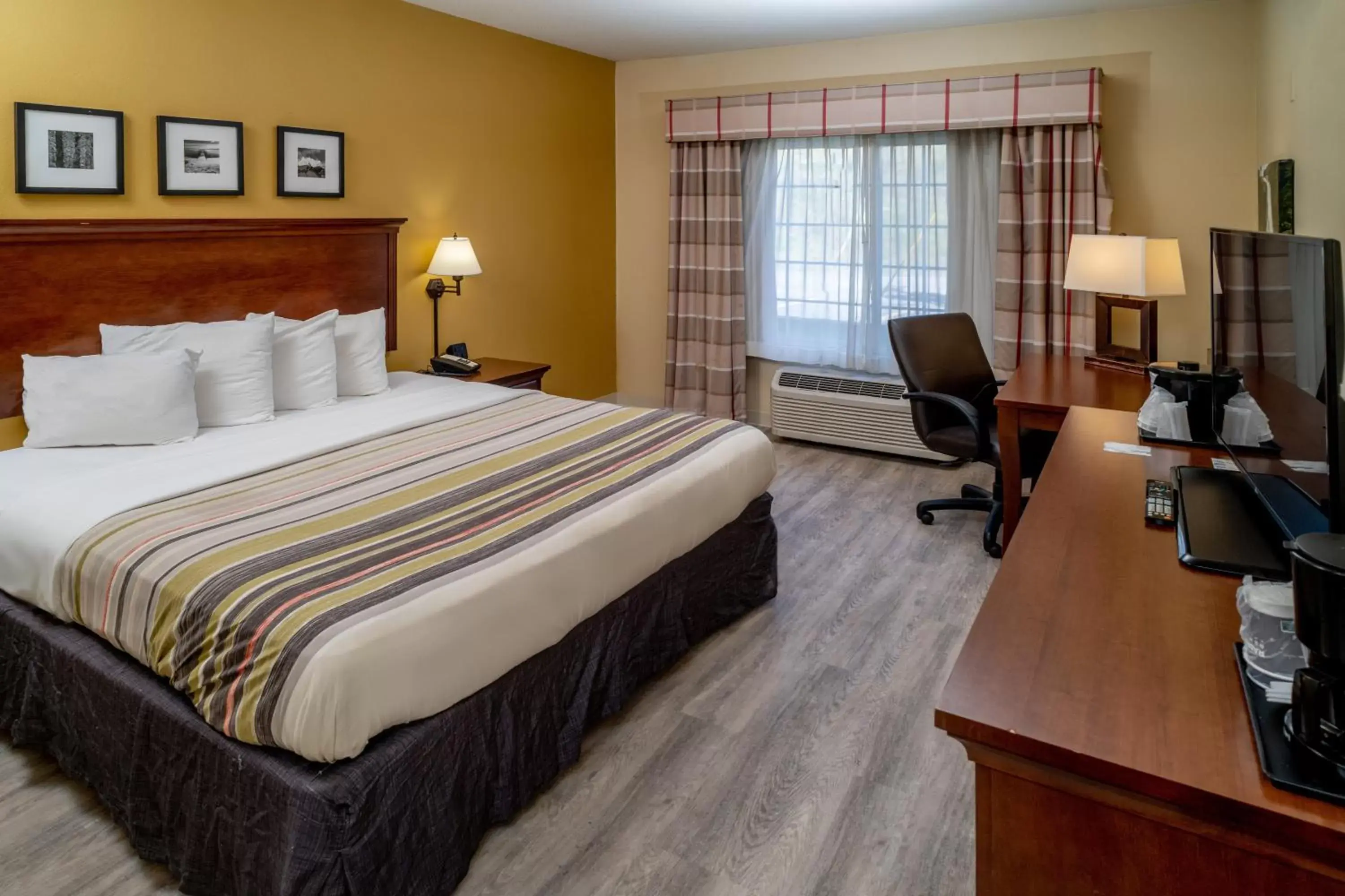 Bedroom in Country Inn & Suites by Radisson, Charleston South, WV